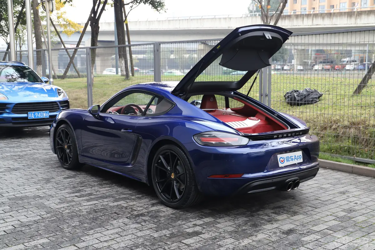 保时捷718Cayman 2.0T后备厢开启45度侧拍