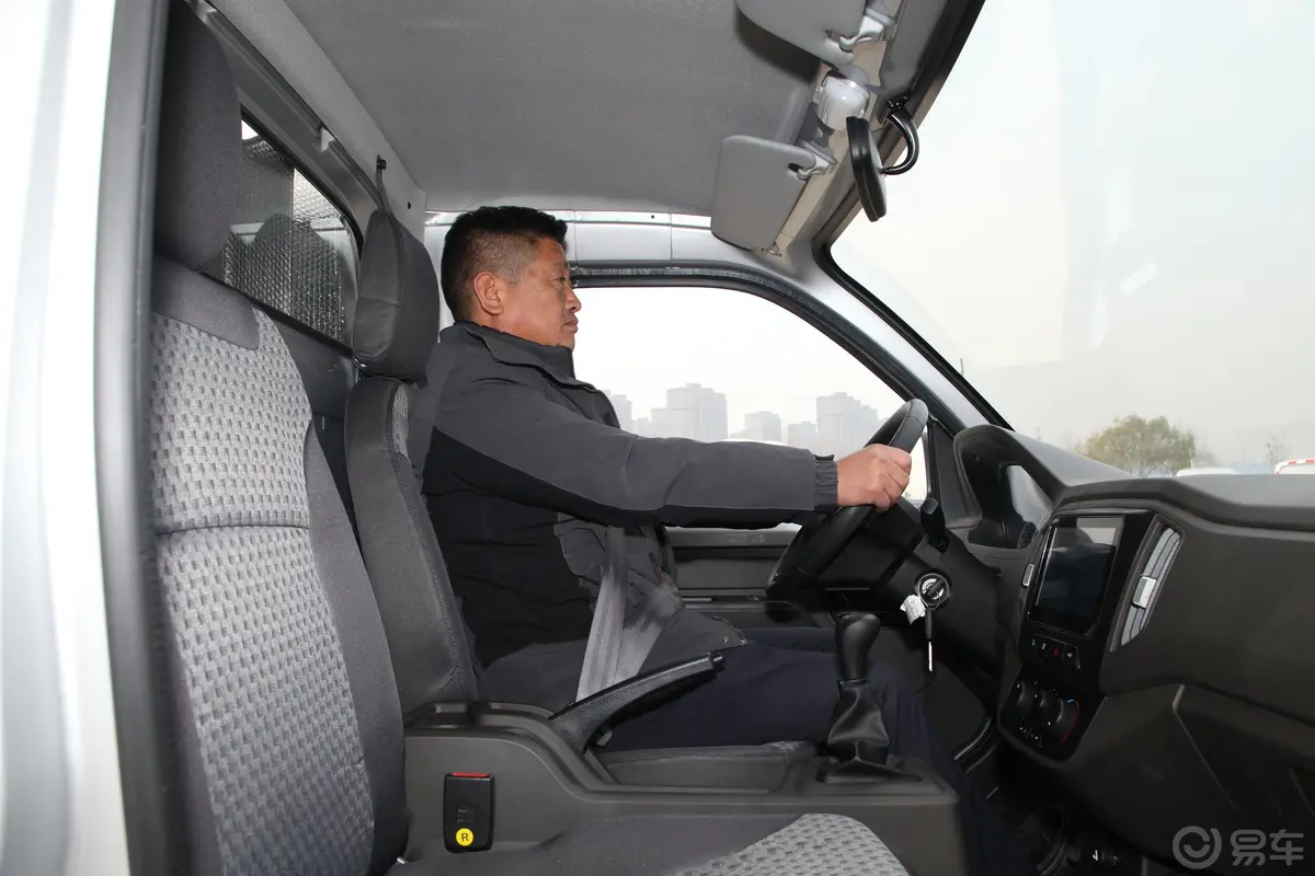 五菱荣光新卡汽车下乡版 1.5L 手动单排标准型前排空间体验