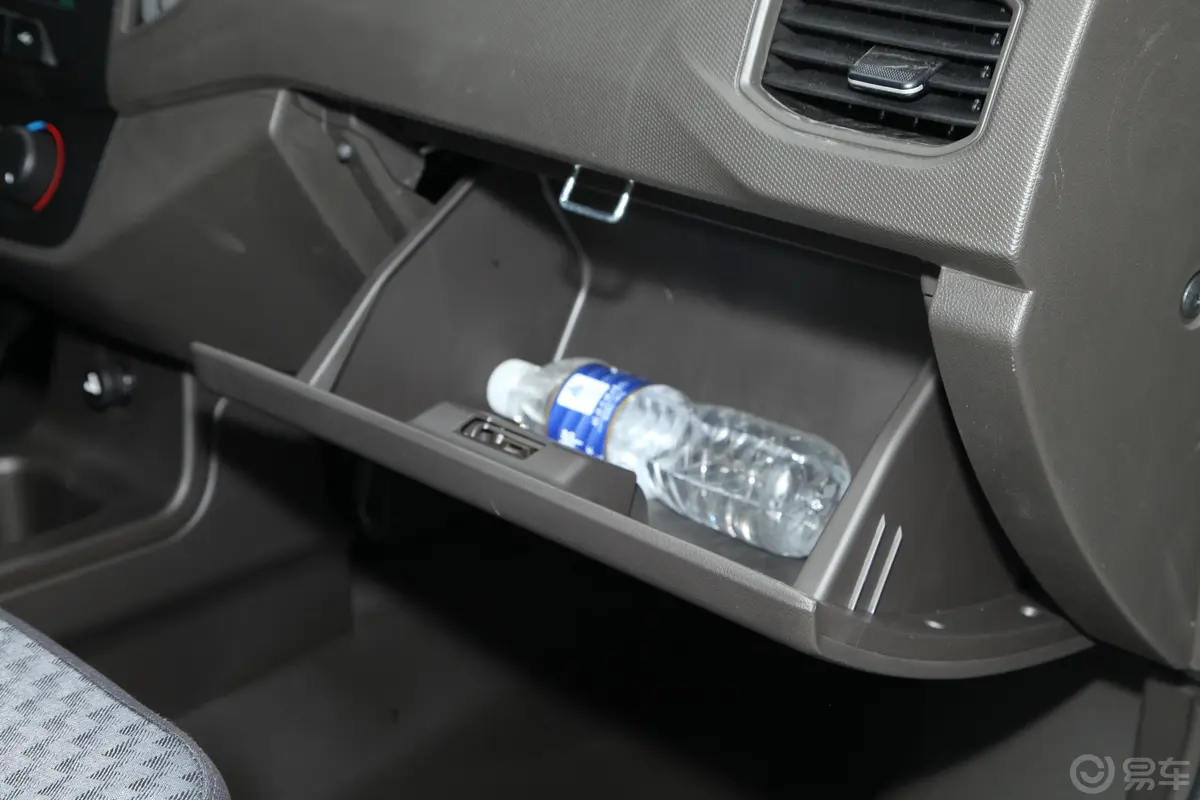 五菱荣光新卡汽车下乡版 1.5L 手动单排标准型手套箱空间水瓶横置