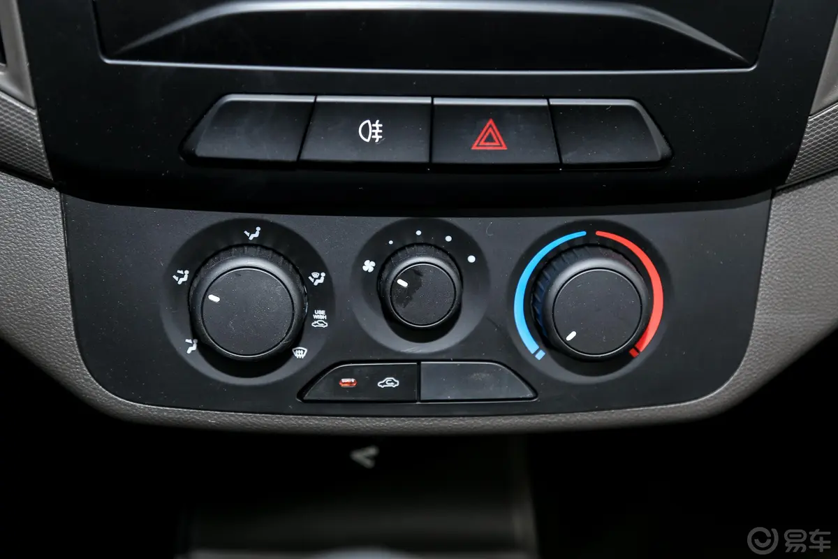 五菱荣光新卡汽车下乡版 1.8L 手动双排基本型空调
