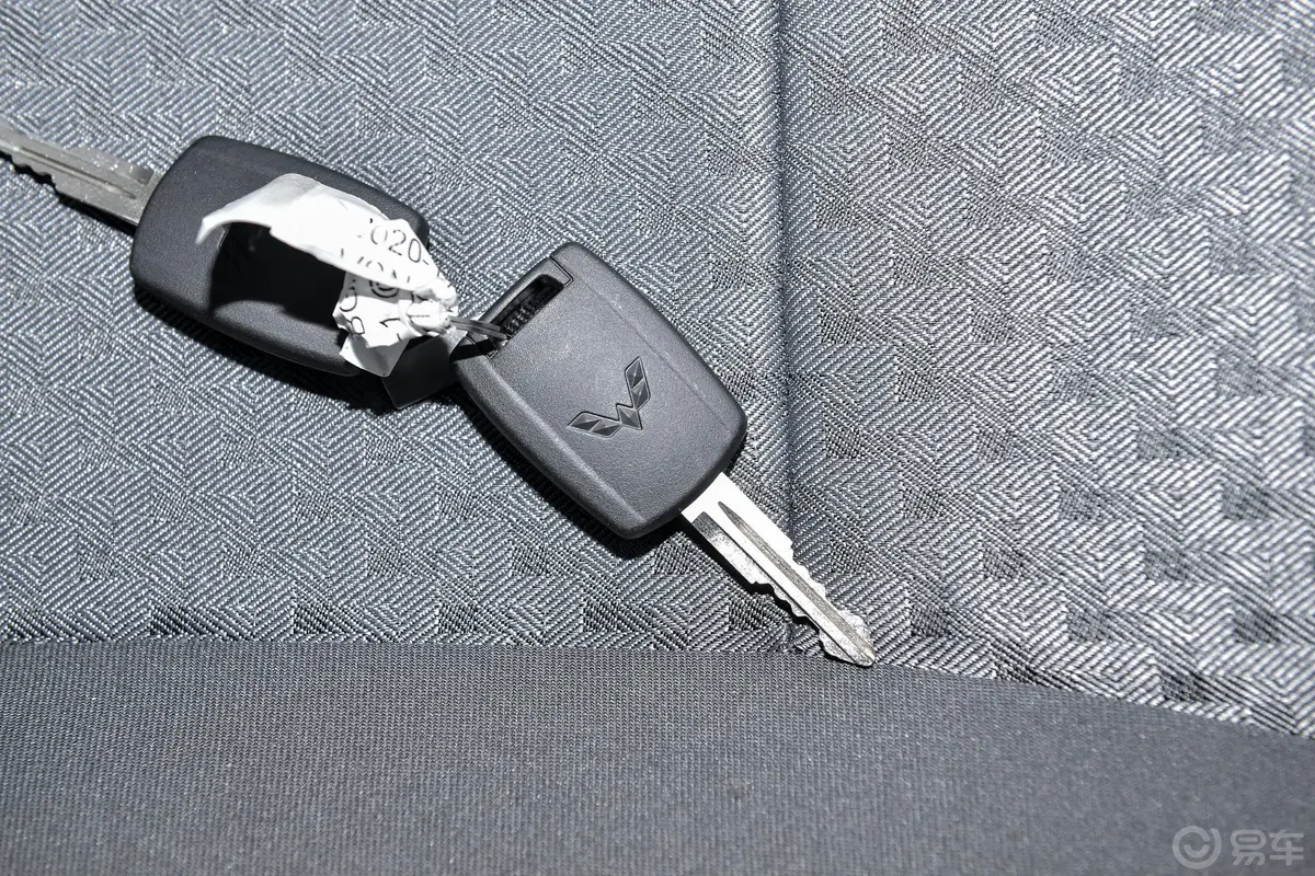五菱荣光新卡汽车下乡版 1.8L 手动双排基本型钥匙正面
