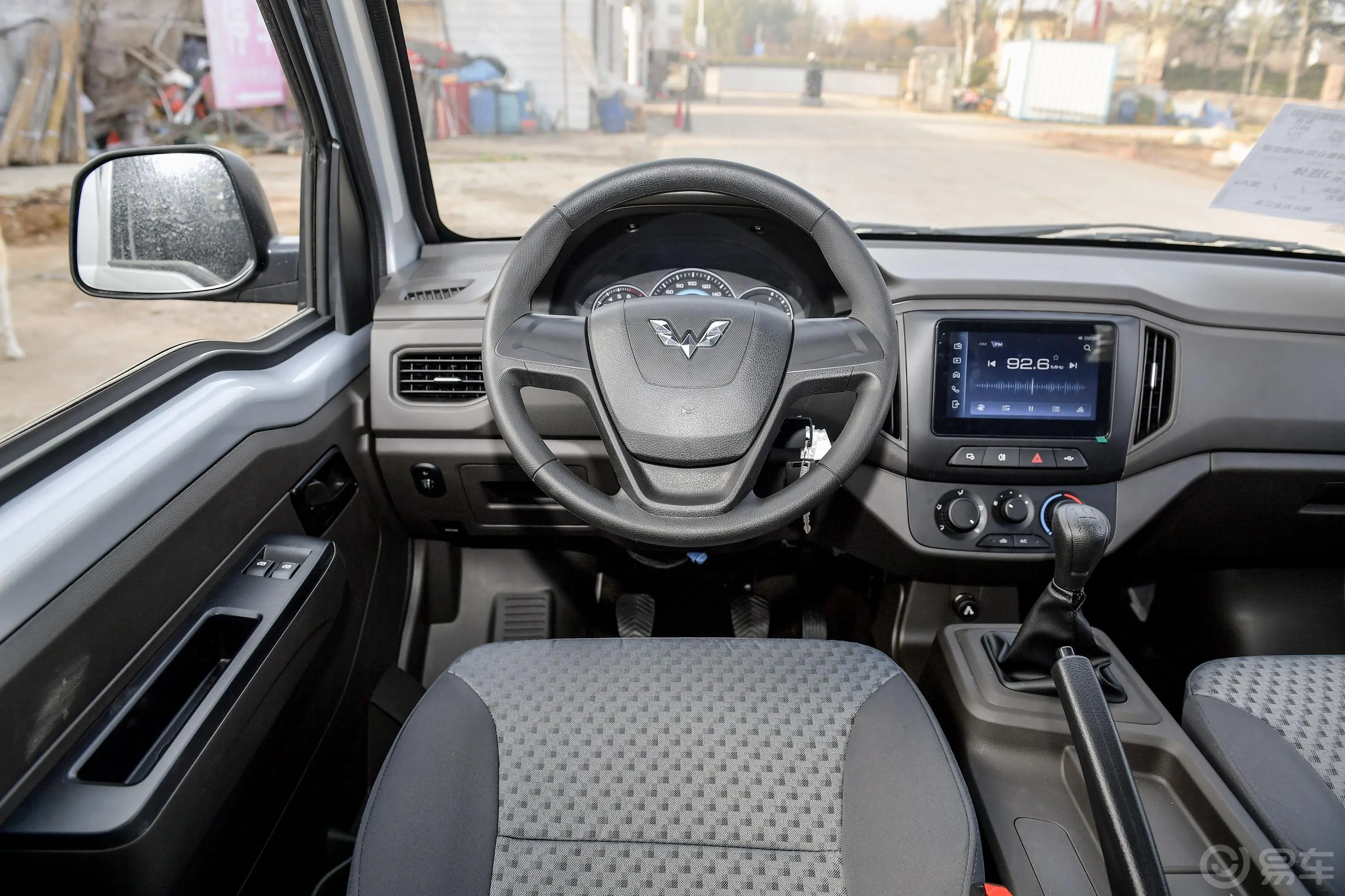 五菱荣光新卡汽车下乡版 1.8L 手动双排标准型驾驶位区域