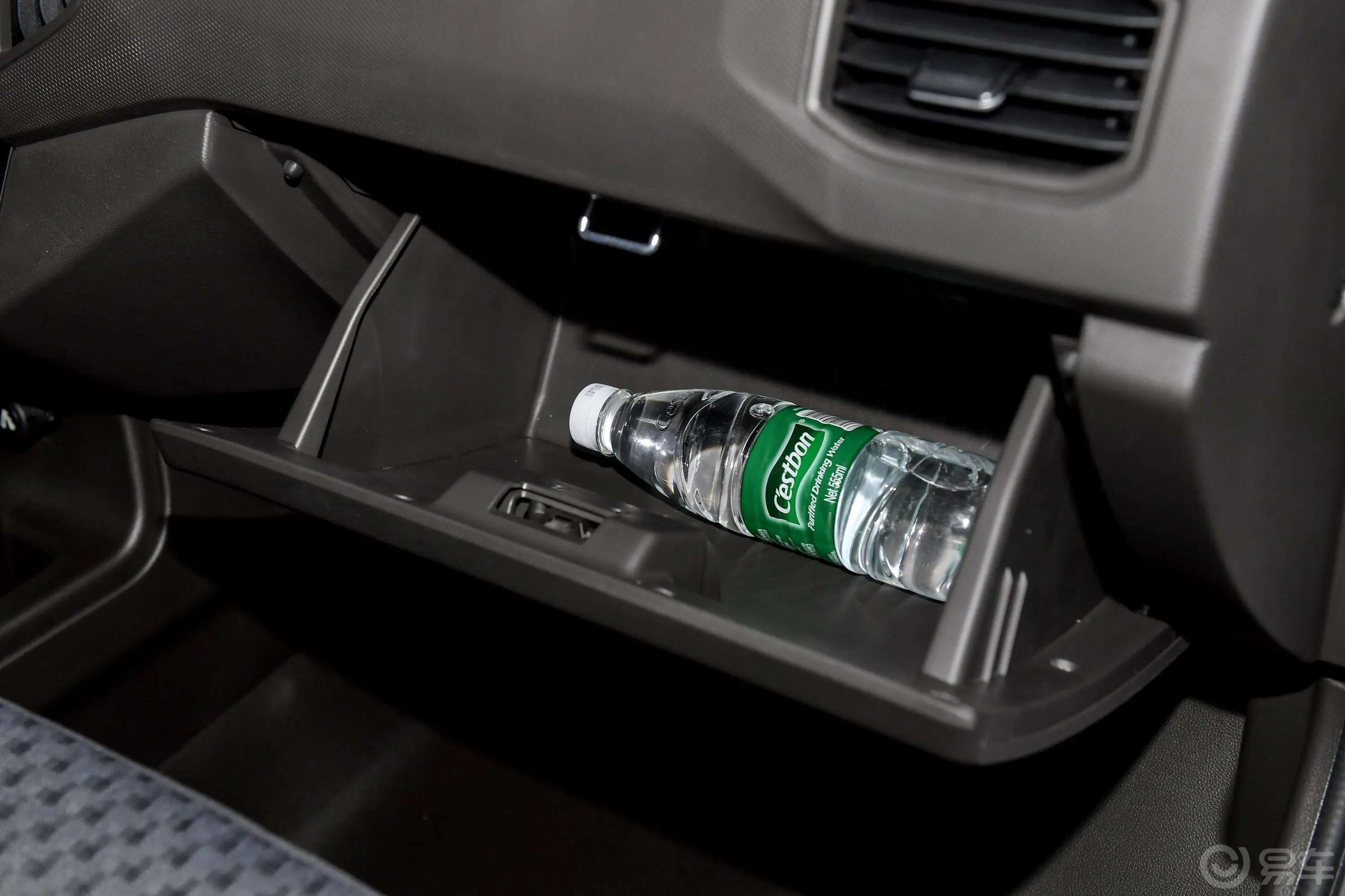 五菱荣光新卡汽车下乡版 1.8L 手动双排基本型手套箱空间水瓶横置