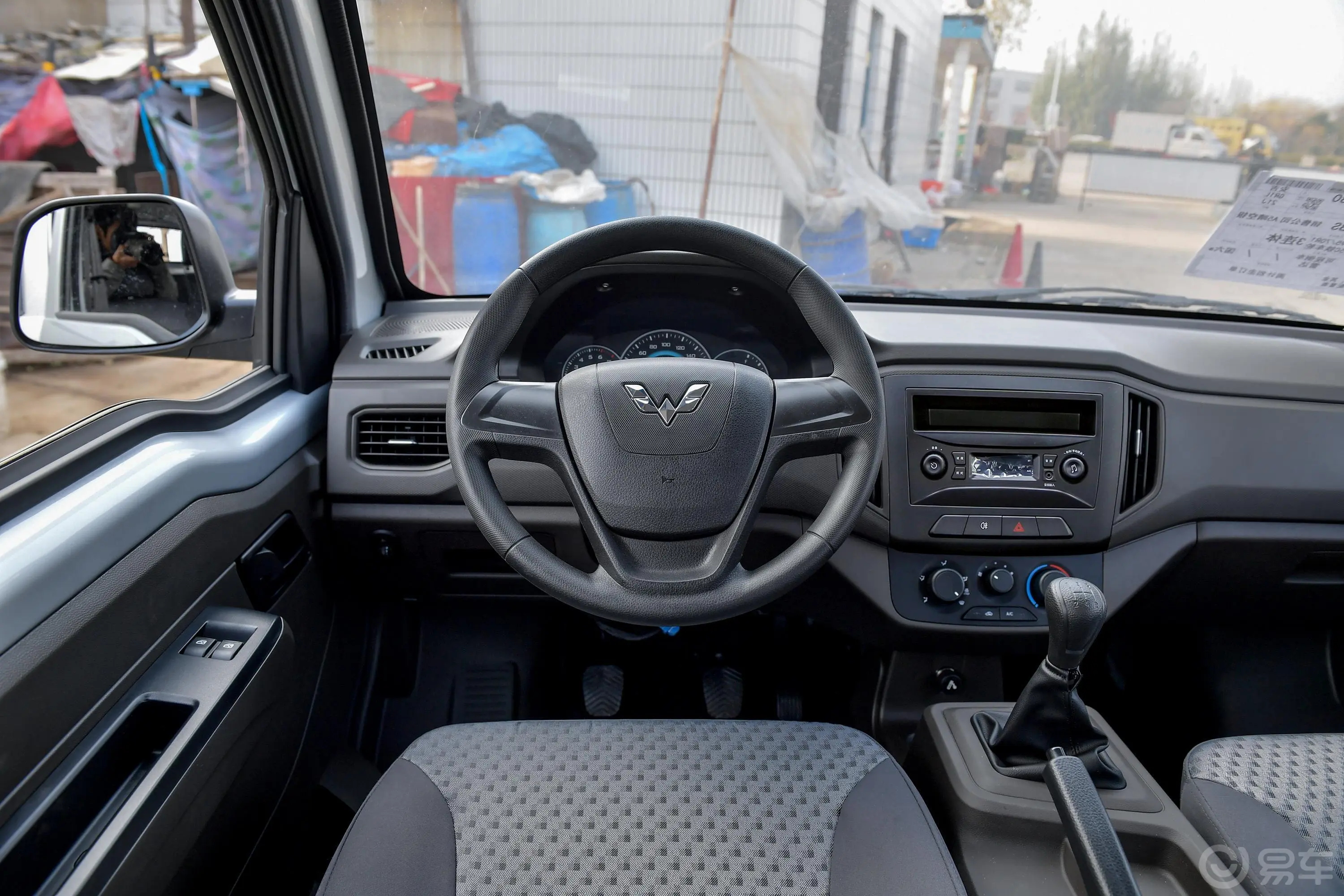 五菱荣光新卡汽车下乡版 1.5L 手动双排基本型驾驶位区域