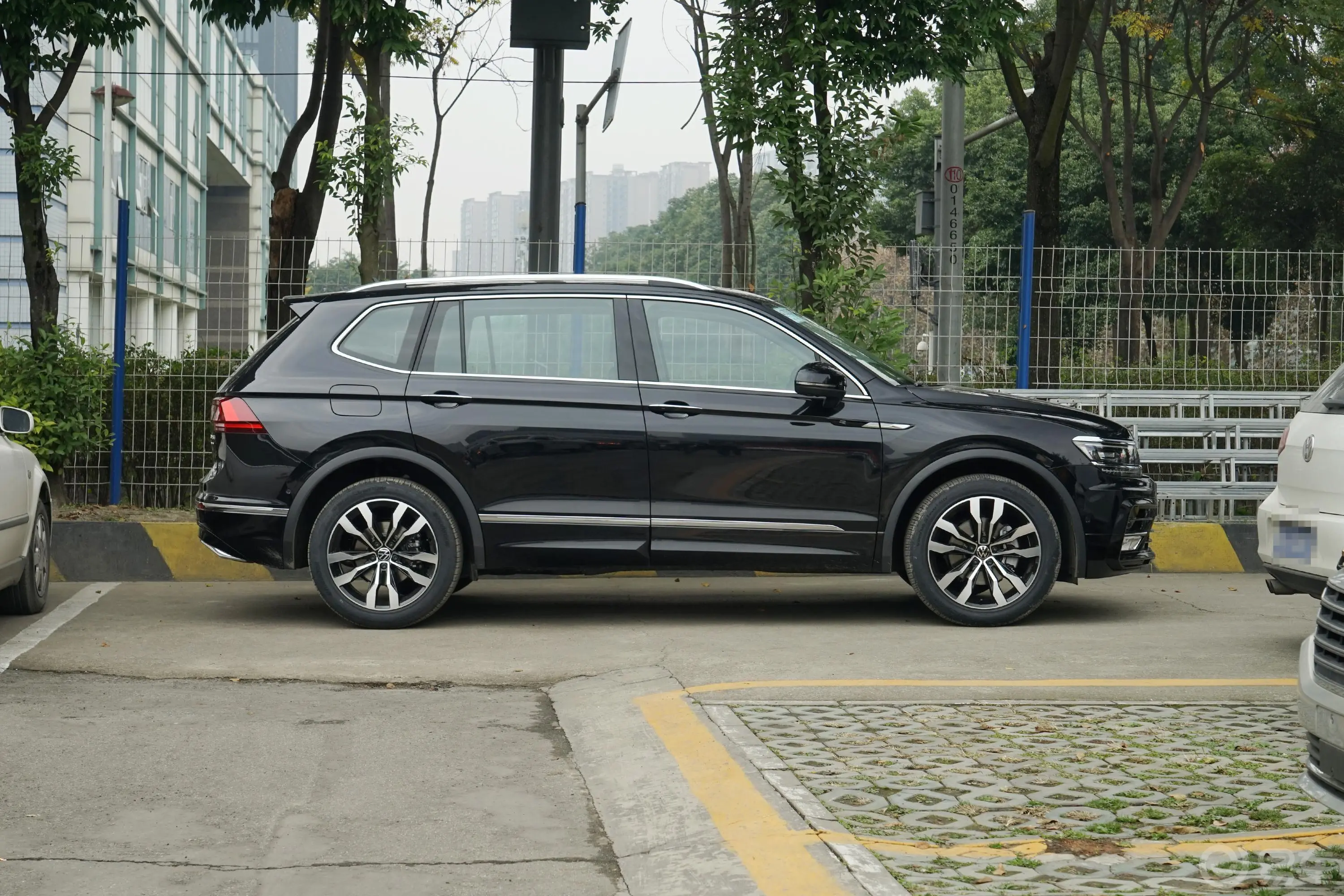 途观L380TSI 双离合 四驱 R-Line旗舰版正侧车头向右水平