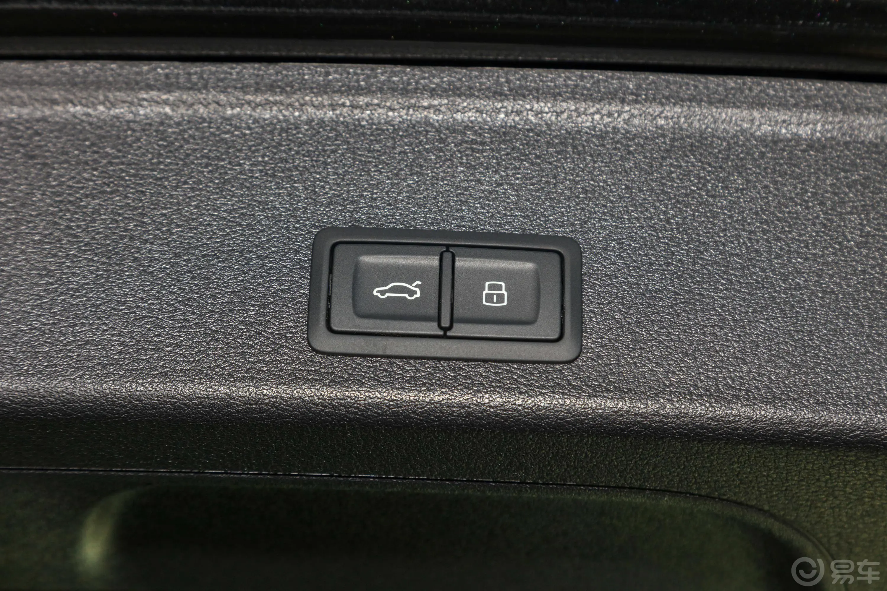 奥迪A4(进口)Avant 先锋派 40TFSI 时尚致雅型电动尾门按键（手动扶手）