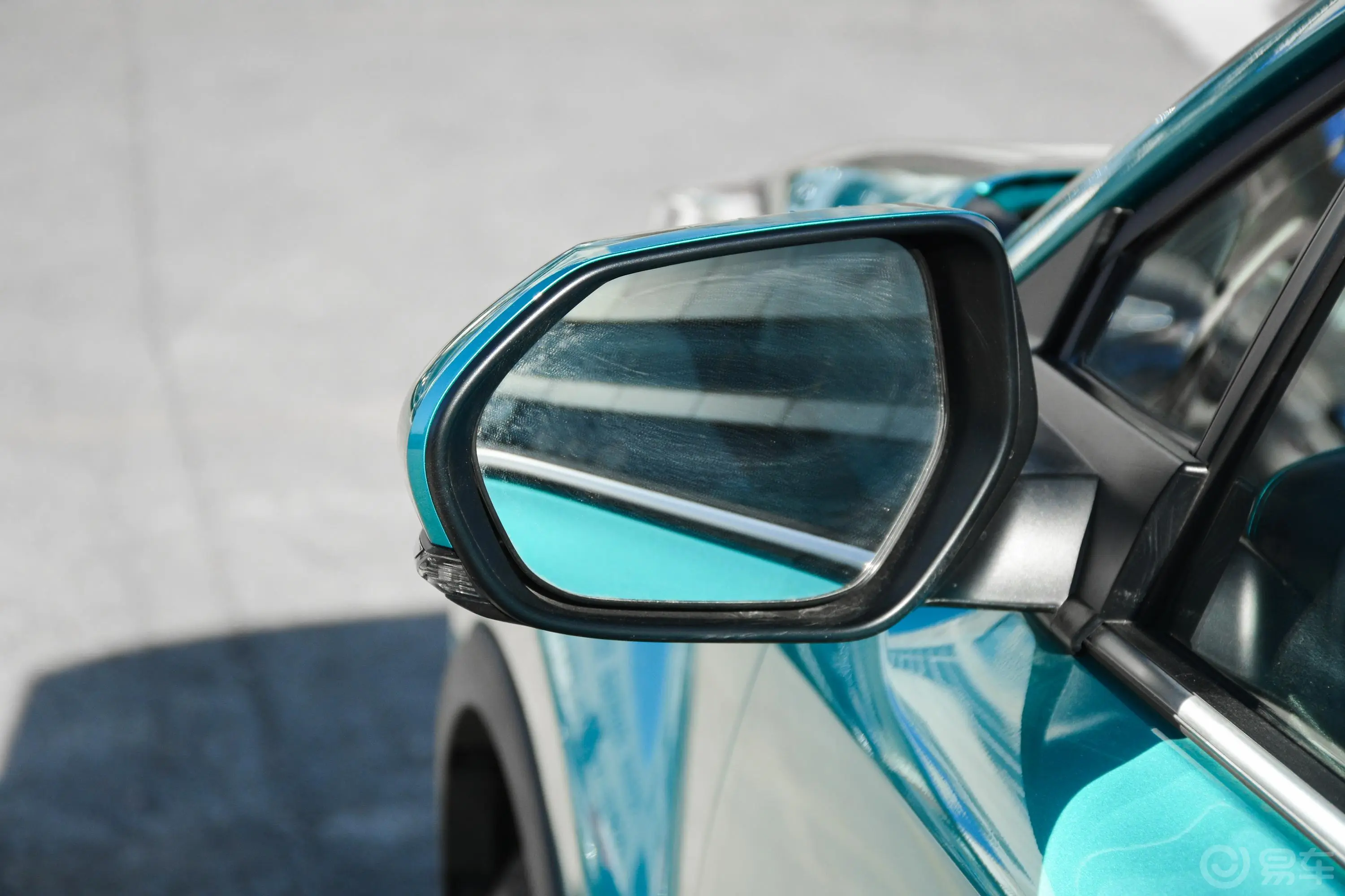 丰田C-HR EV尊贵天窗版后视镜镜面