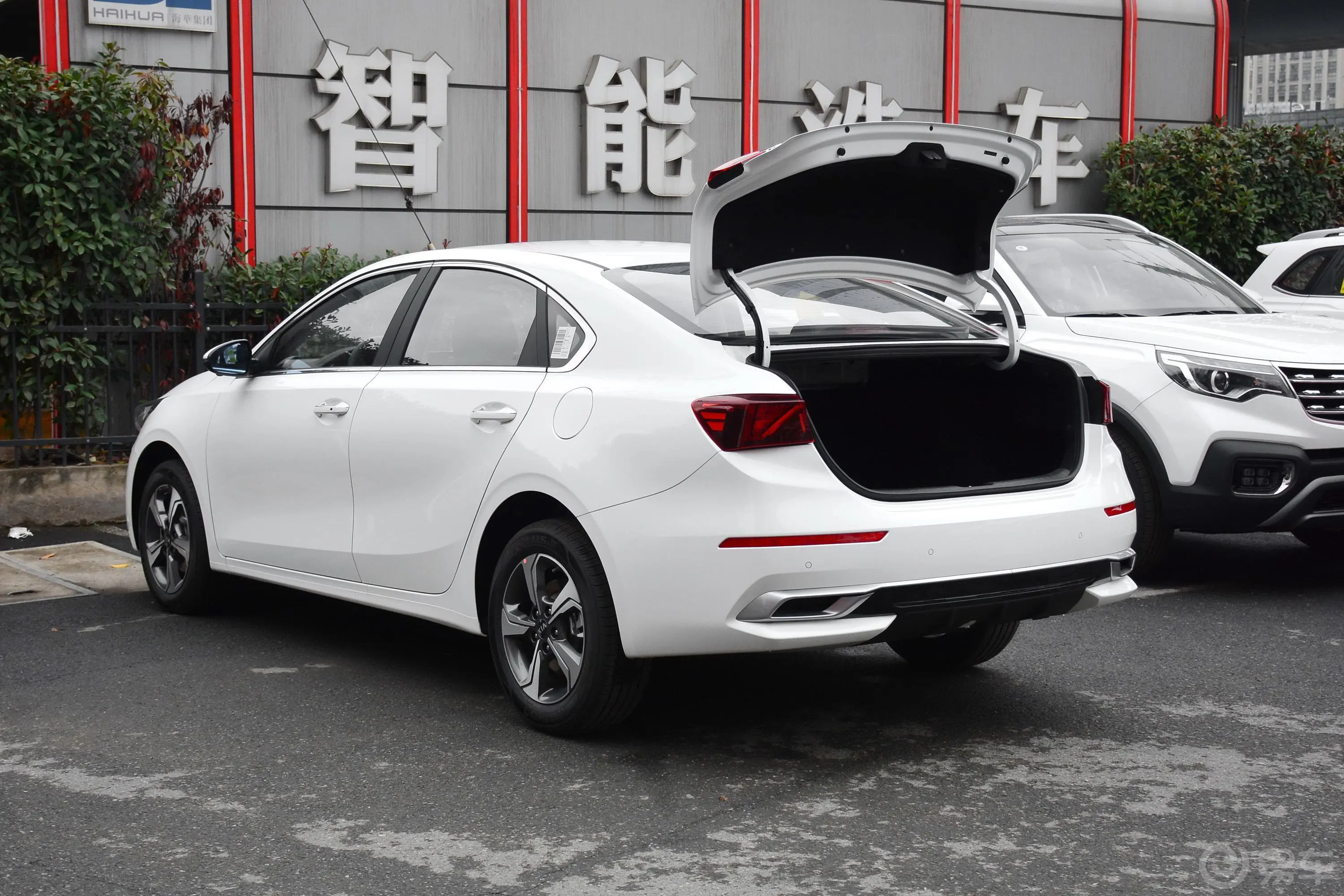 起亚K31.5L CVT 新锐天窗版后备厢开启45度侧拍