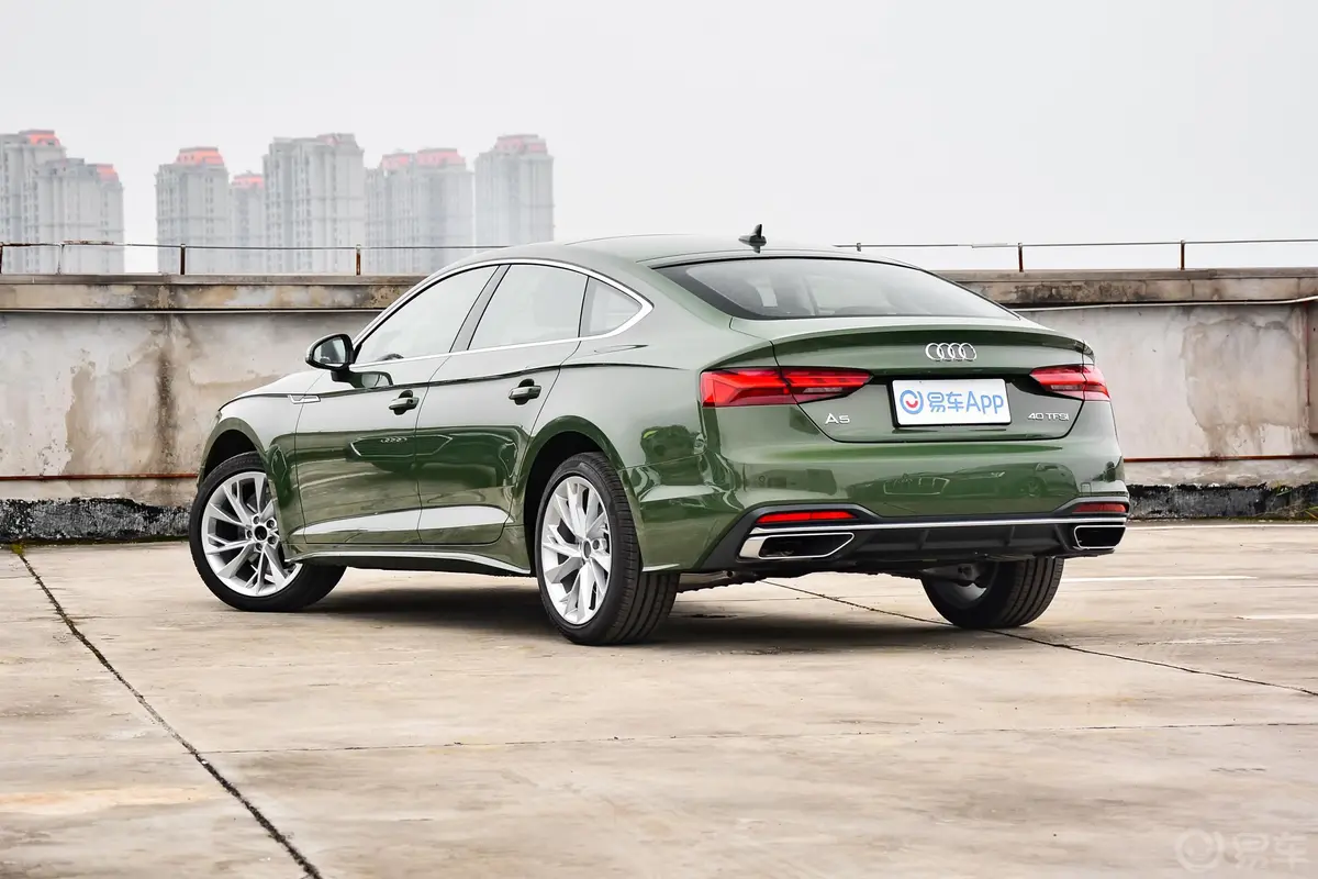 奥迪A5Sportback 40 TFSI 时尚致雅型侧后45度车头向左水平