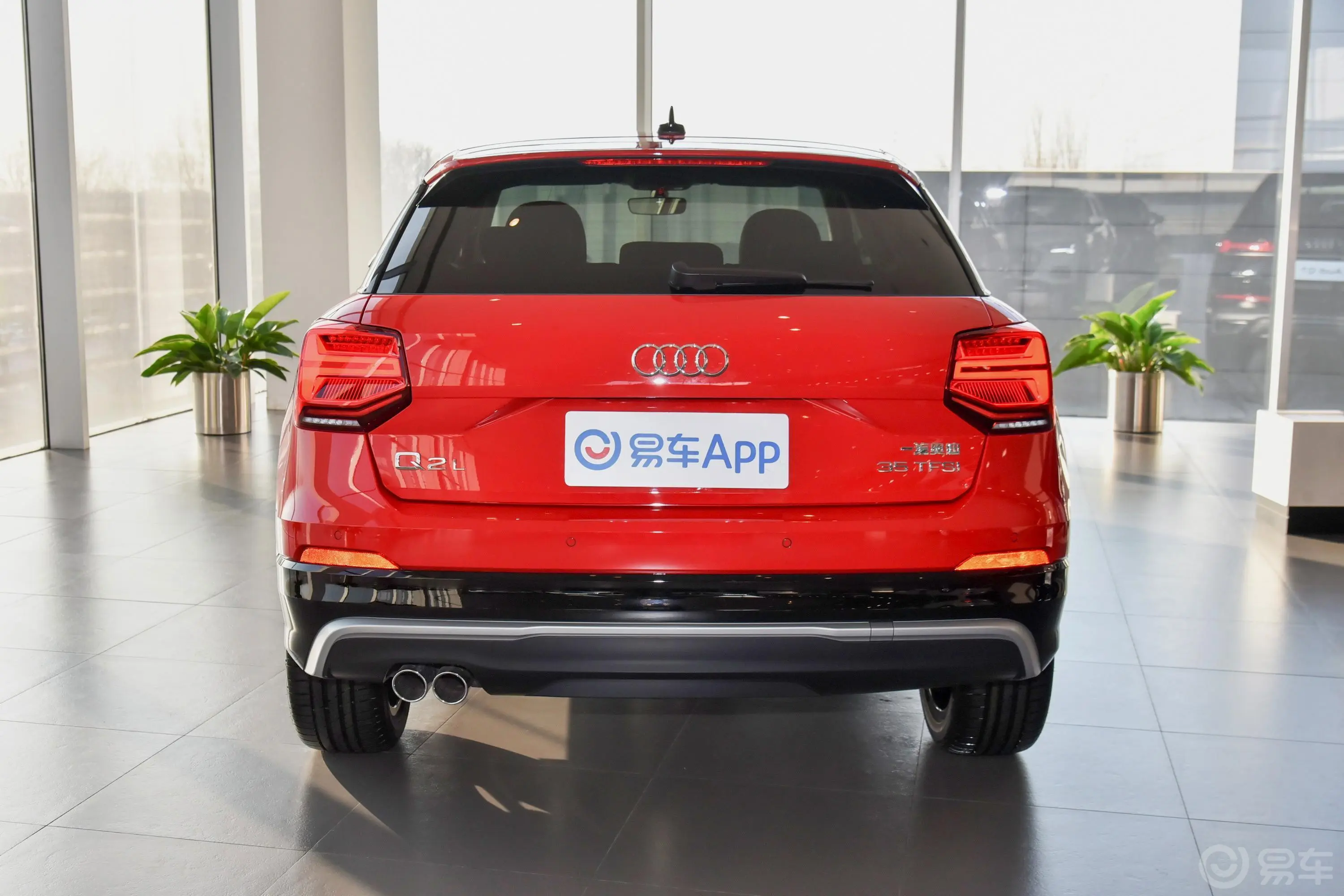 奥迪Q2L35 TFSI 进取动感型正后水平