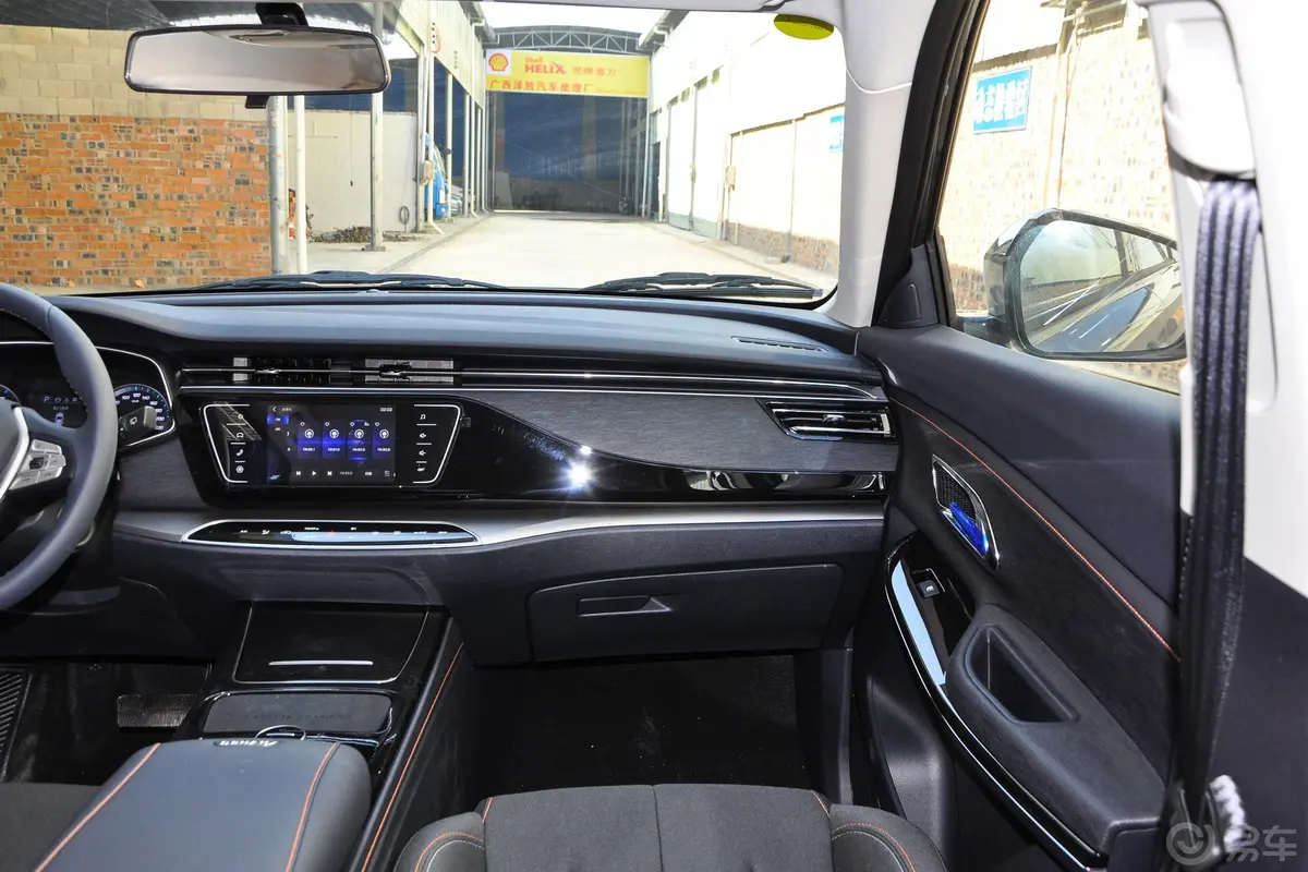 长安欧尚X7 EV豪华型副驾驶位区域