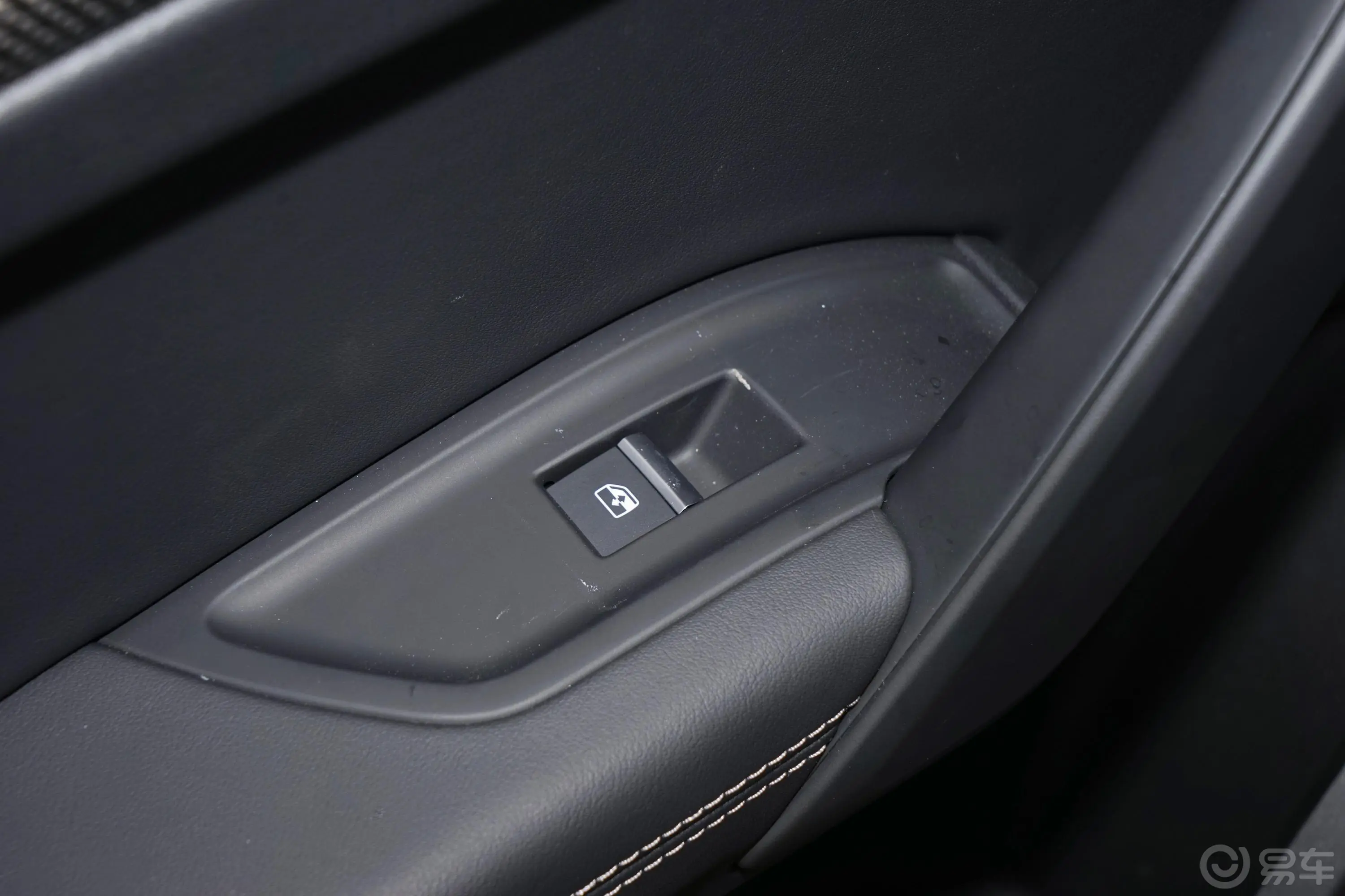奥迪Q5L Sportback45 TFSI 豪华型后车窗调节