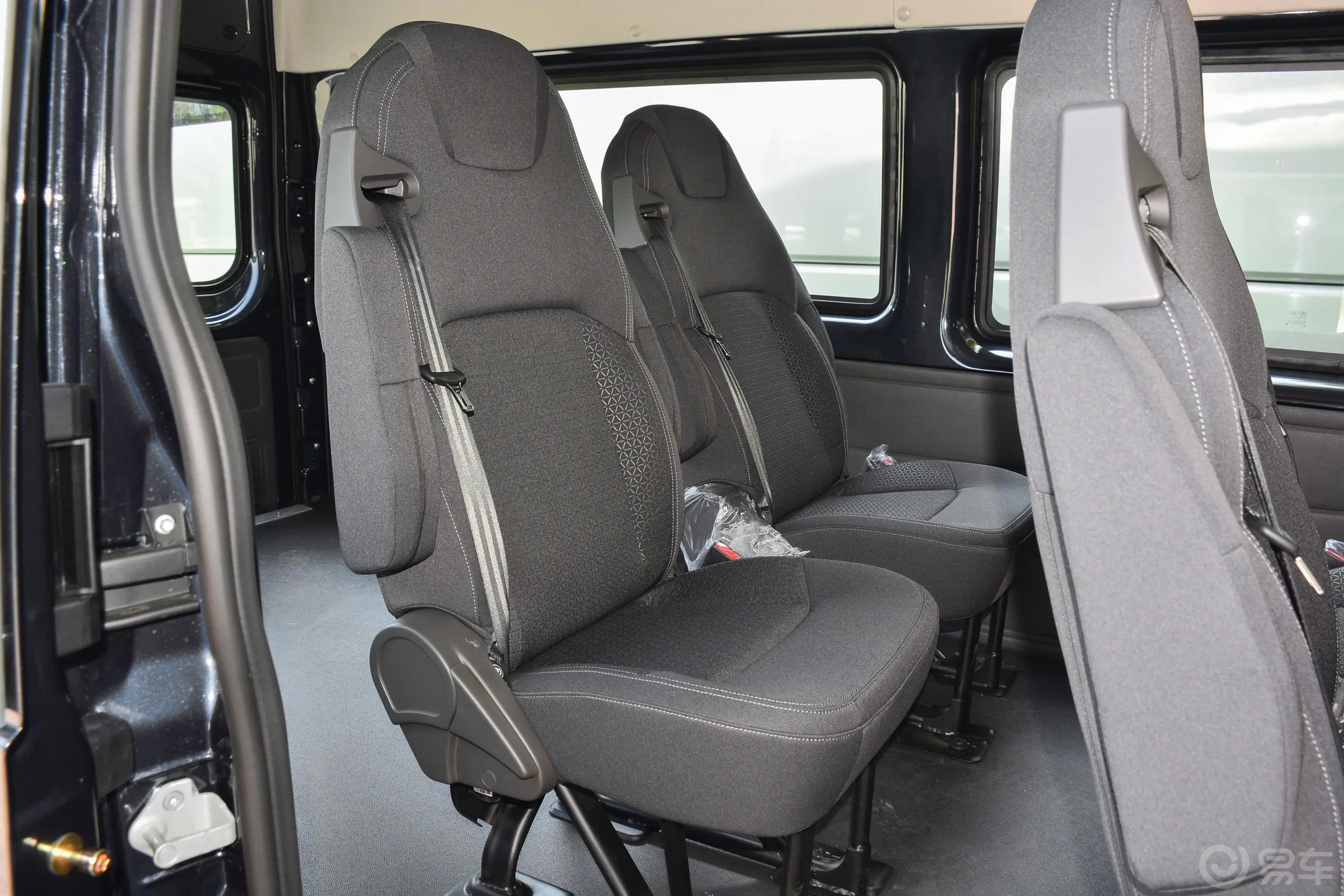新世代全顺Pro 2.2T AMT 长轴中顶 物流车 7座 柴油 国VI第三排座椅