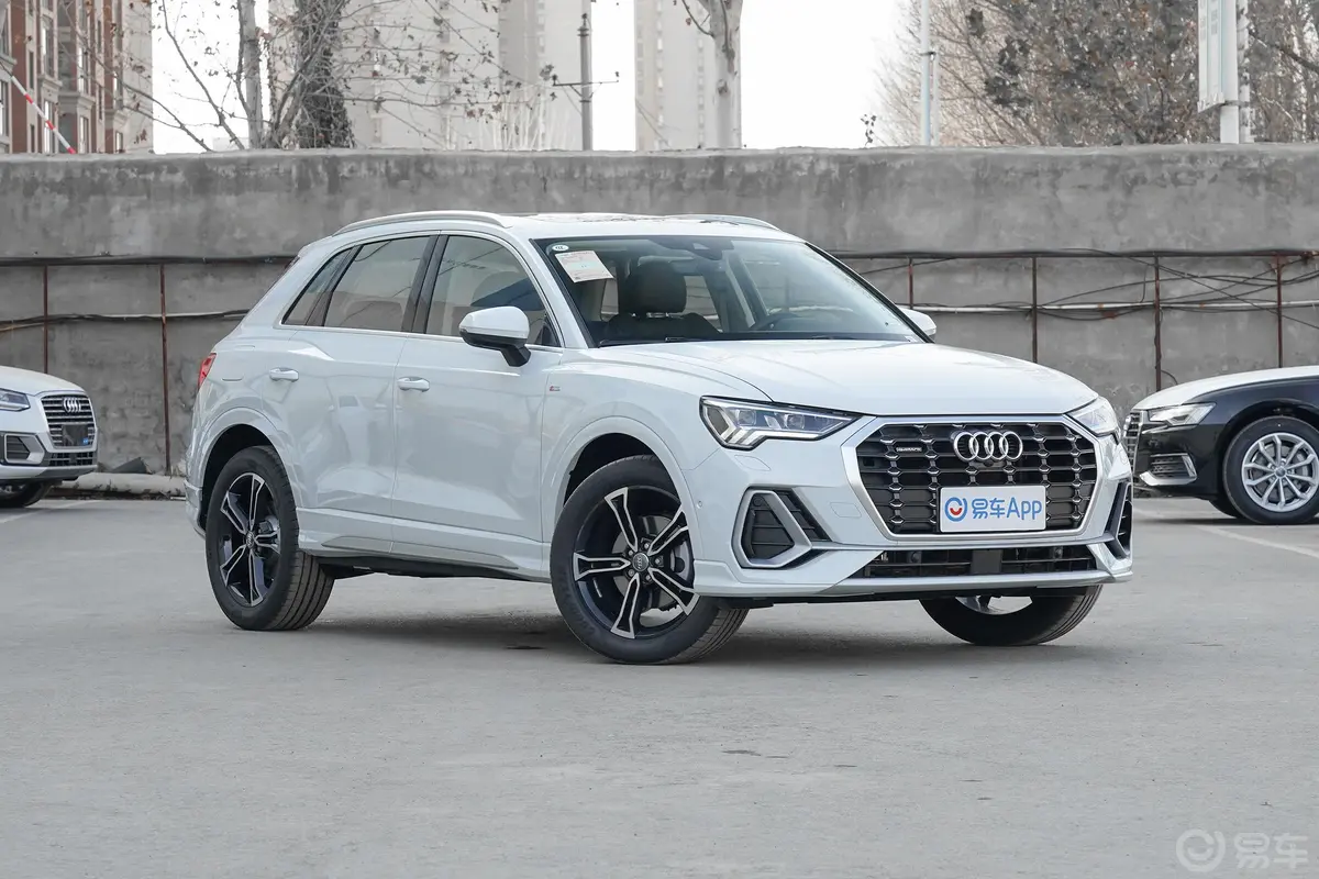 奥迪Q345 TFSI quattro 豪华动感型发动机舱盖内侧