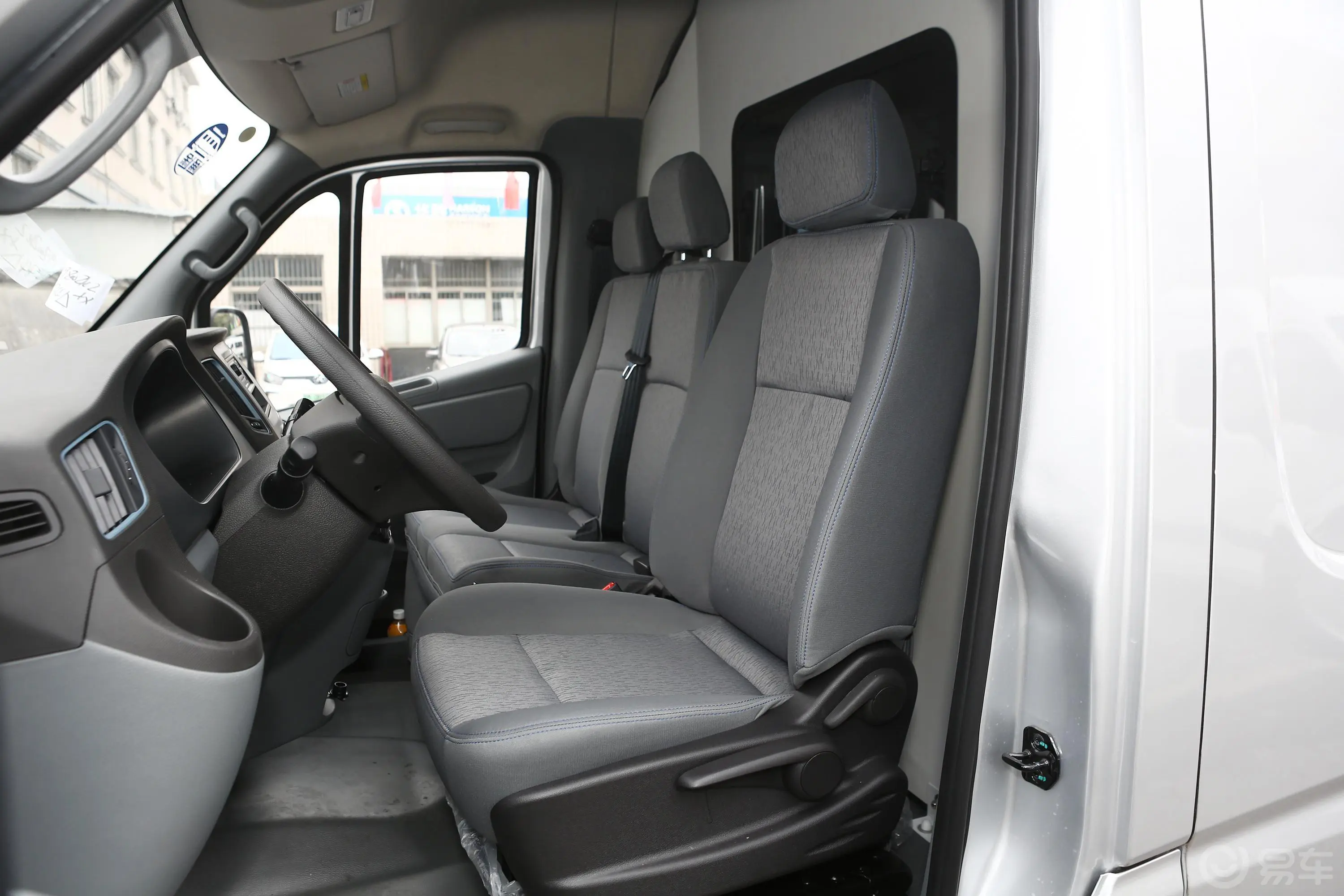 图雅诺2.0T 手动 加长轴中顶 厢货版(欧康) 3座 柴油 国VI驾驶员座椅