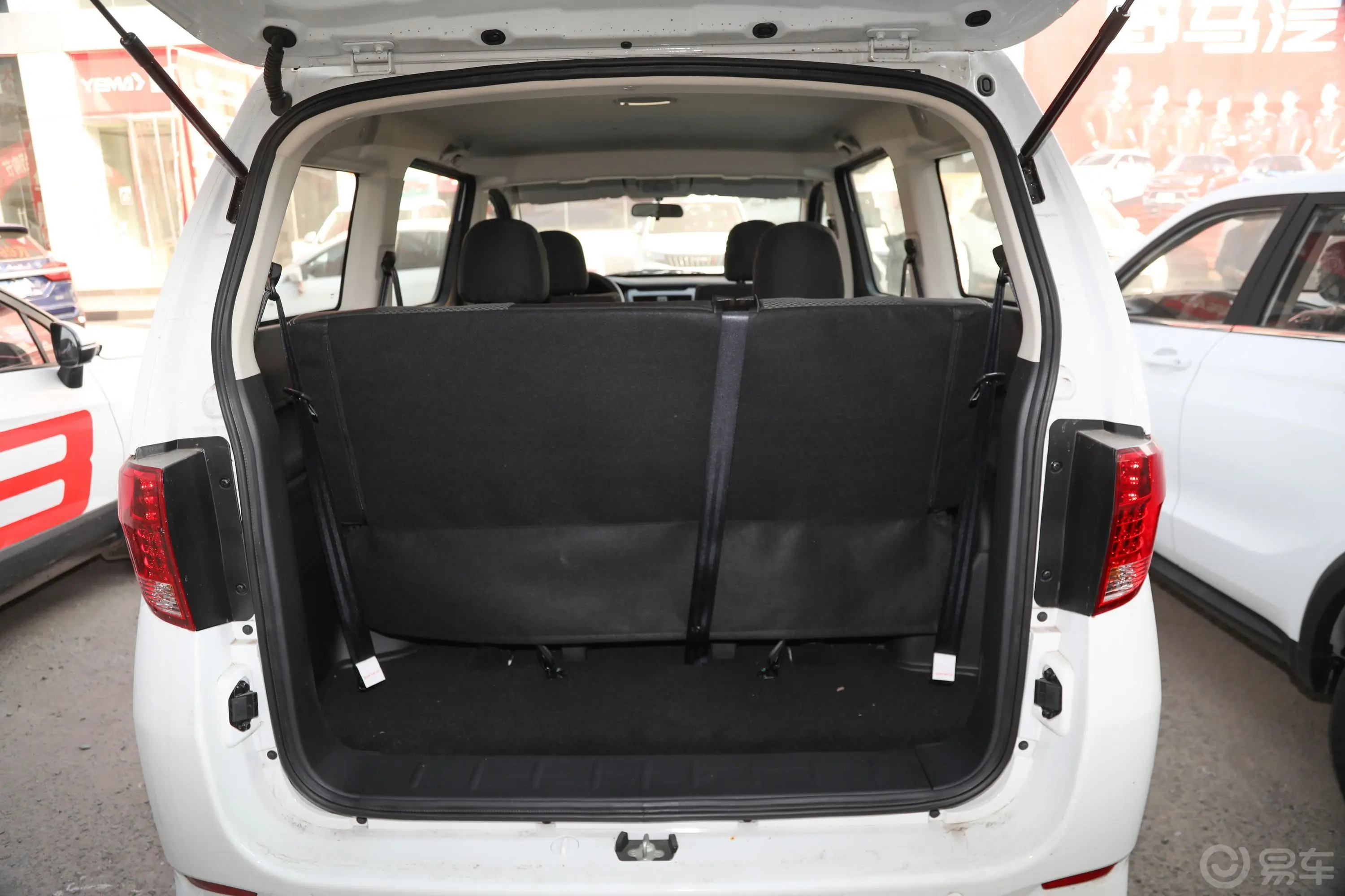 斯派卡改款 1.5L 手动 舒适型后备厢空间特写