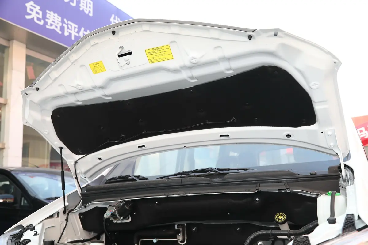 斯派卡改款 1.5L 手动 舒适型发动机舱盖内侧