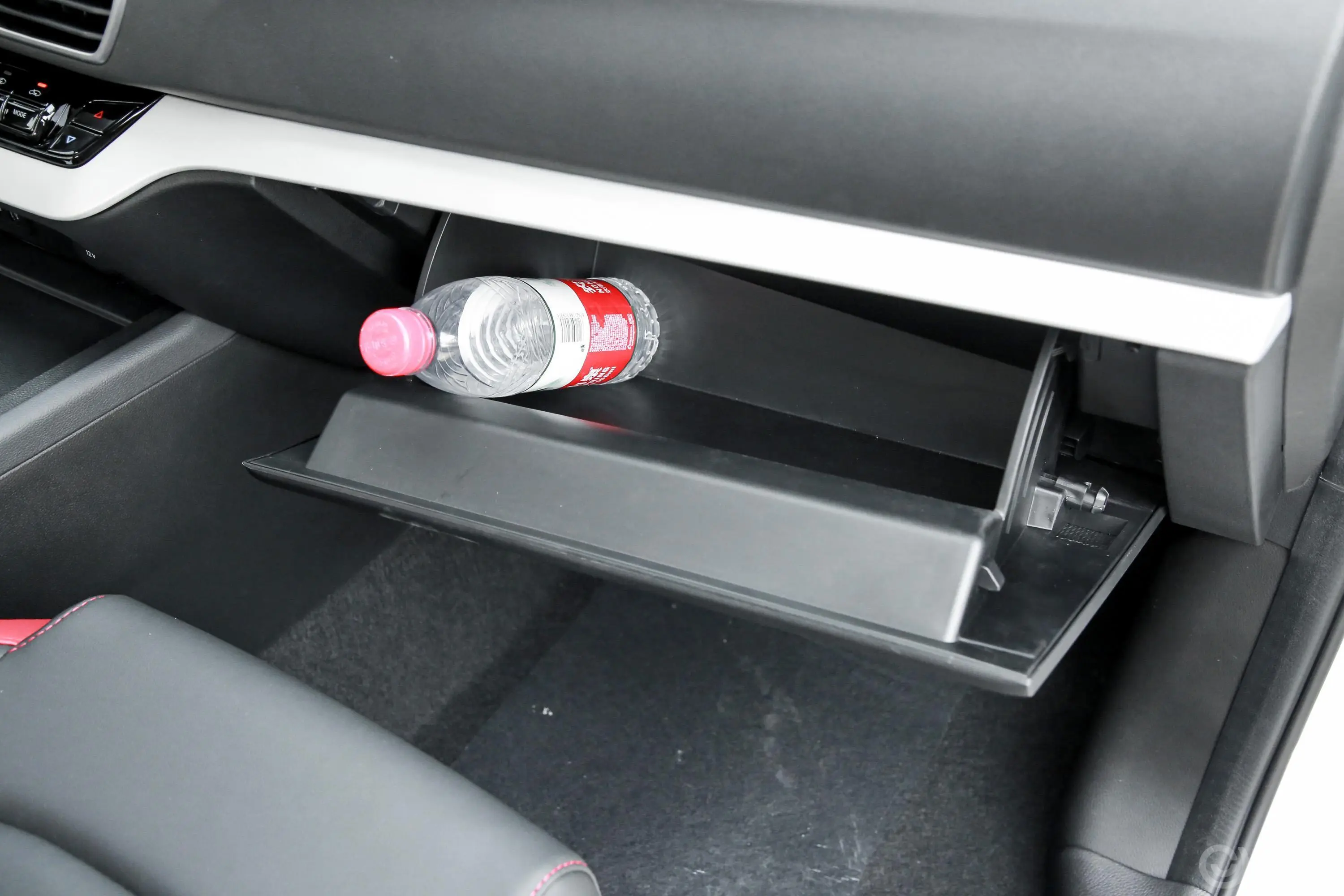 炫界改款 1.5L CVT 趣内饰