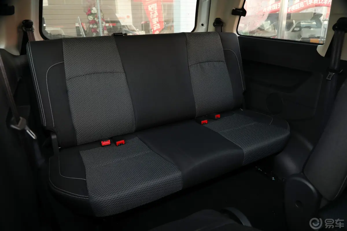 斯派卡改款 1.5L 手动 舒适型第三排座椅