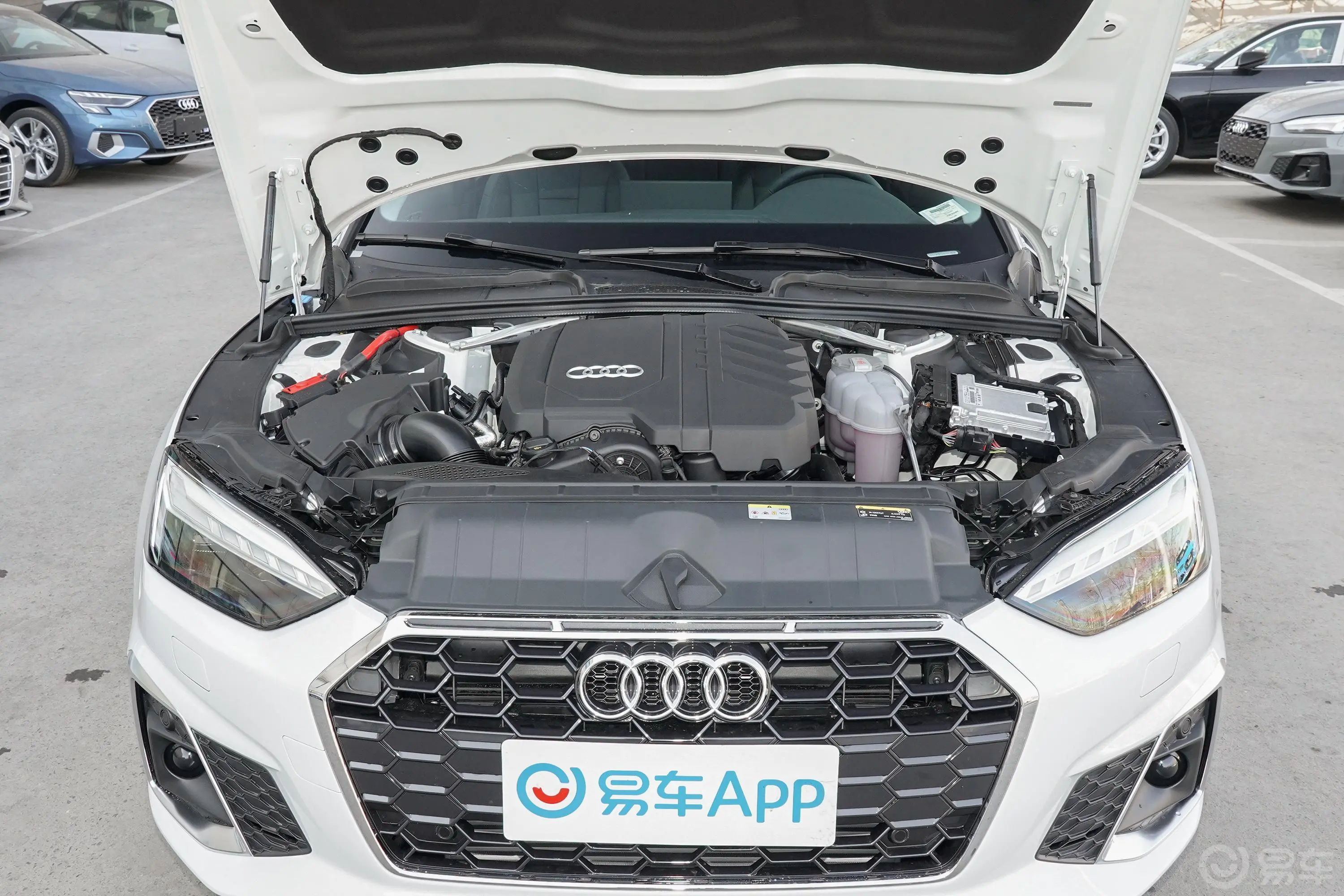 奥迪A5Coupe 40 TFSI 时尚动感型发动机舱整体