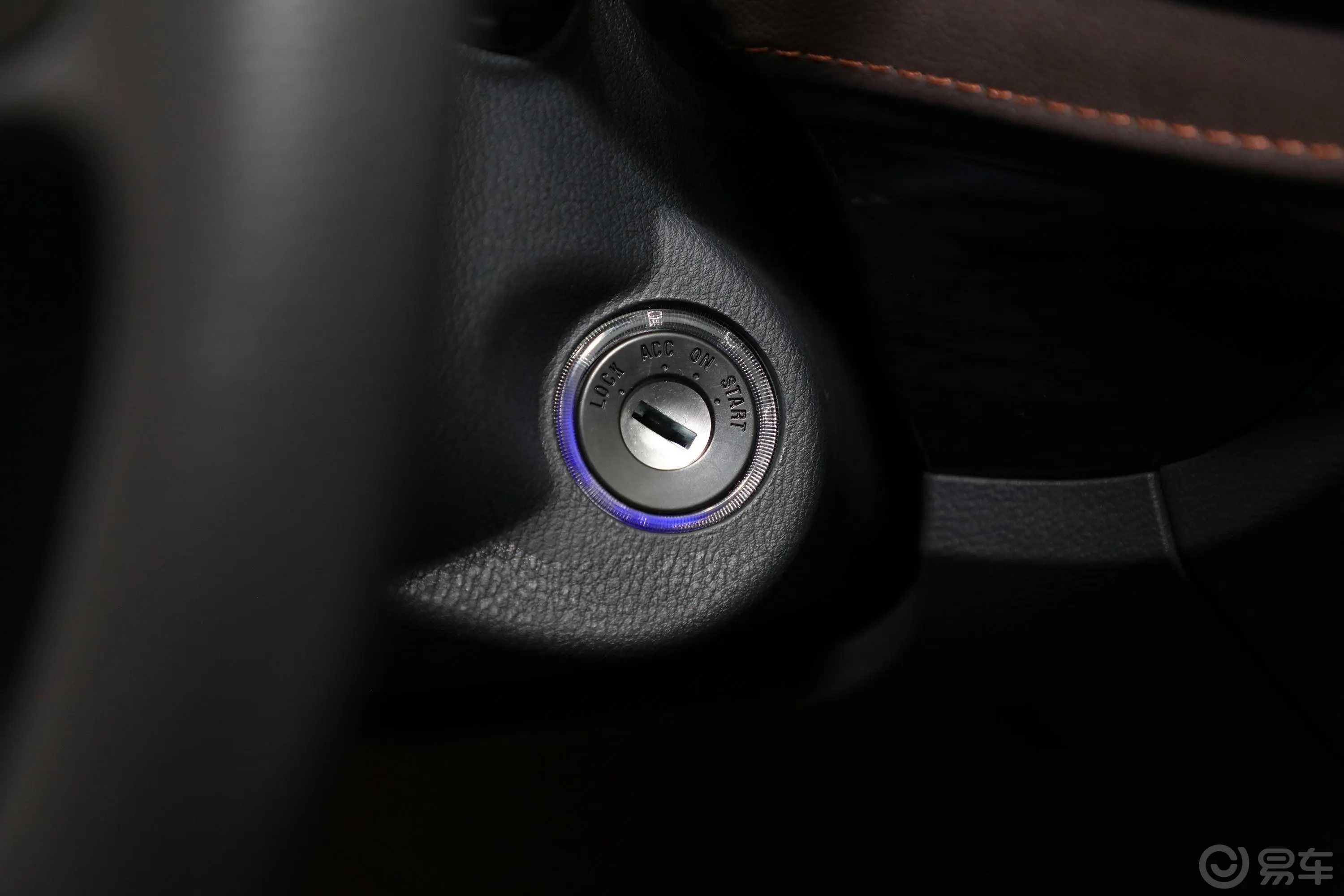 领主乘用版 2.5T 手动四驱大双豪华型 柴油钥匙孔或一键启动按键