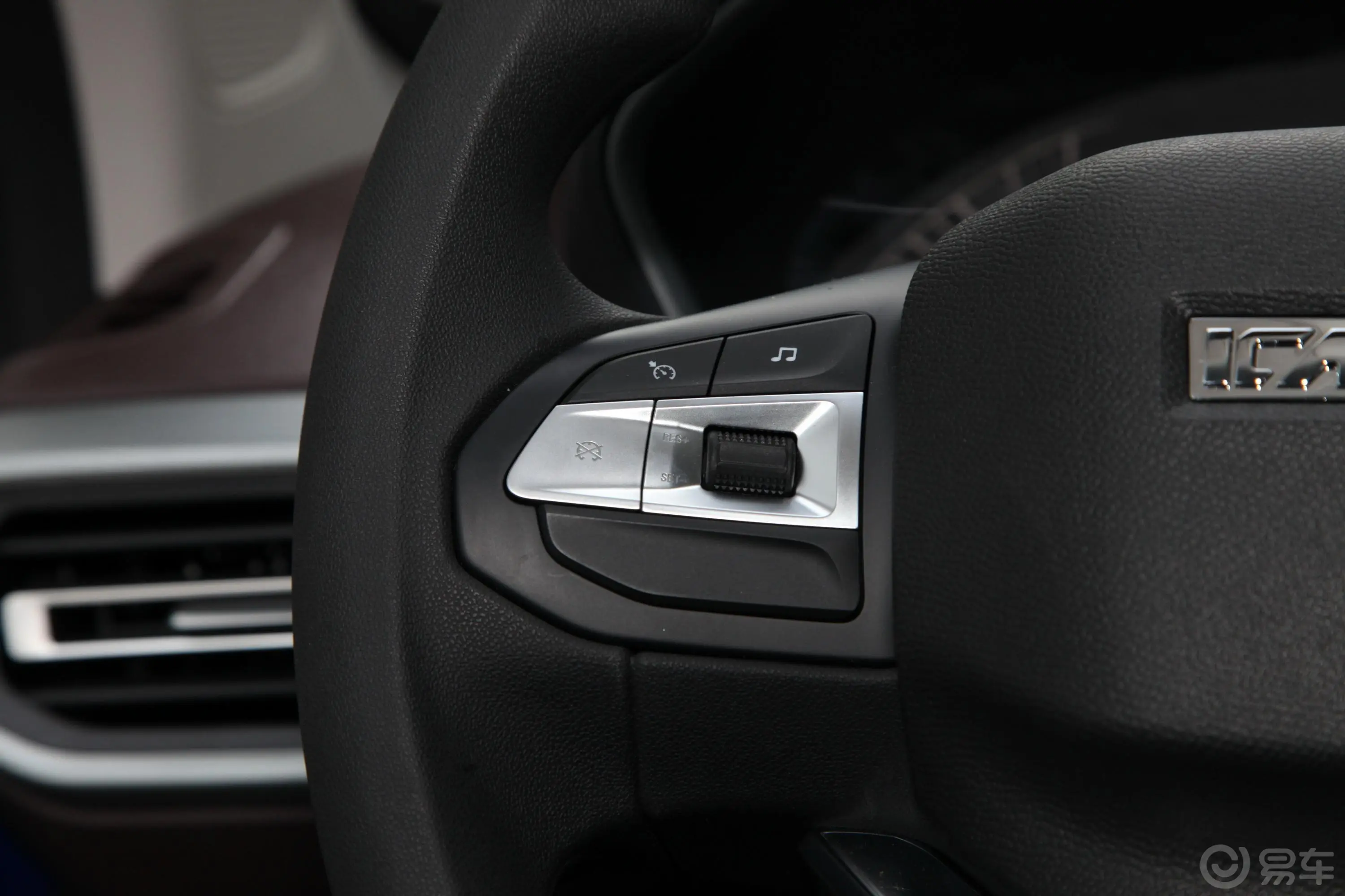凯程F702.4T 手自一体 四驱 豪华版 汽油左侧方向盘功能按键