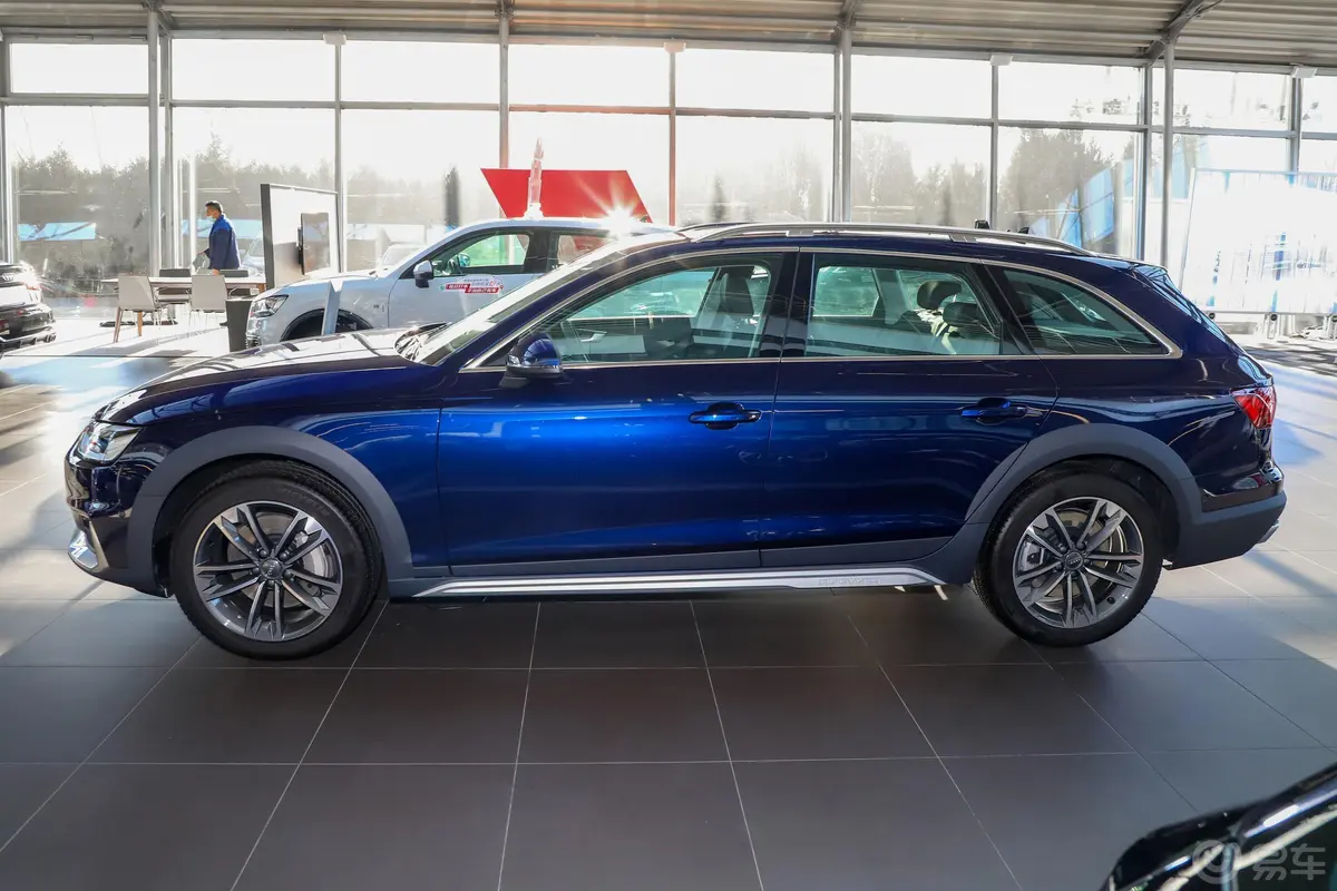 奥迪A4(进口)45TFSI allroad quattro 探索家版正侧车头向左水平