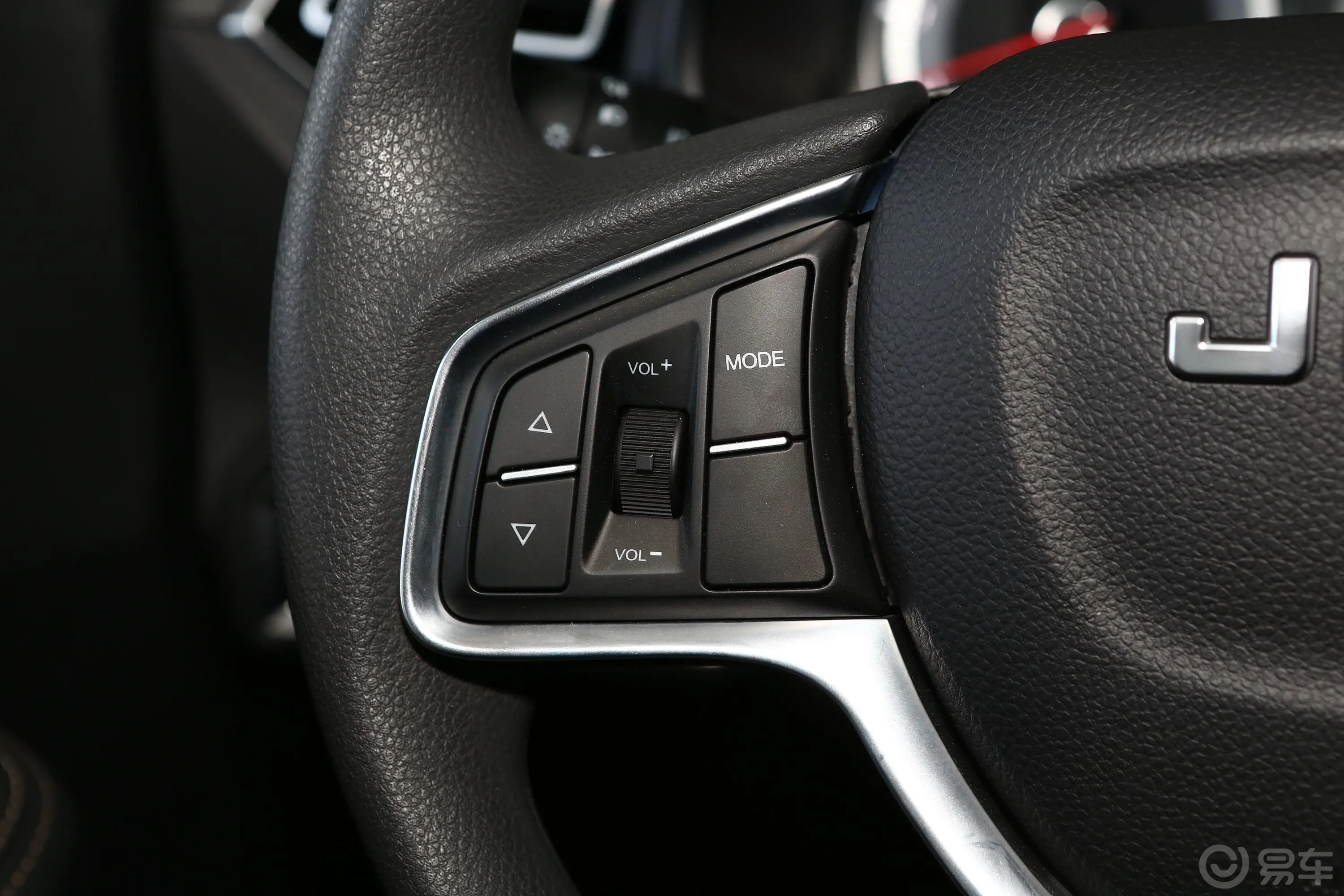 瑞迈2.8T 手动 两驱 加长舒适版 柴油左侧方向盘功能按键