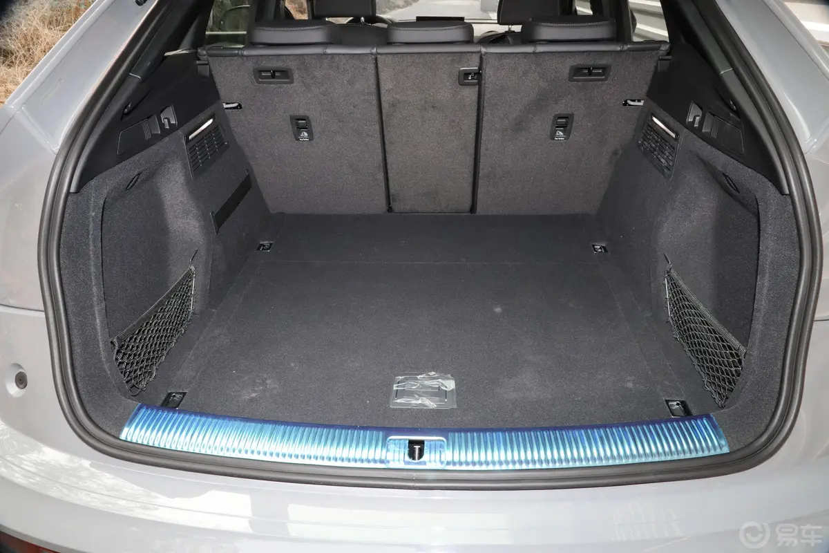 奥迪Q5L Sportback40 TFSI 上市特别版后备厢空间特写