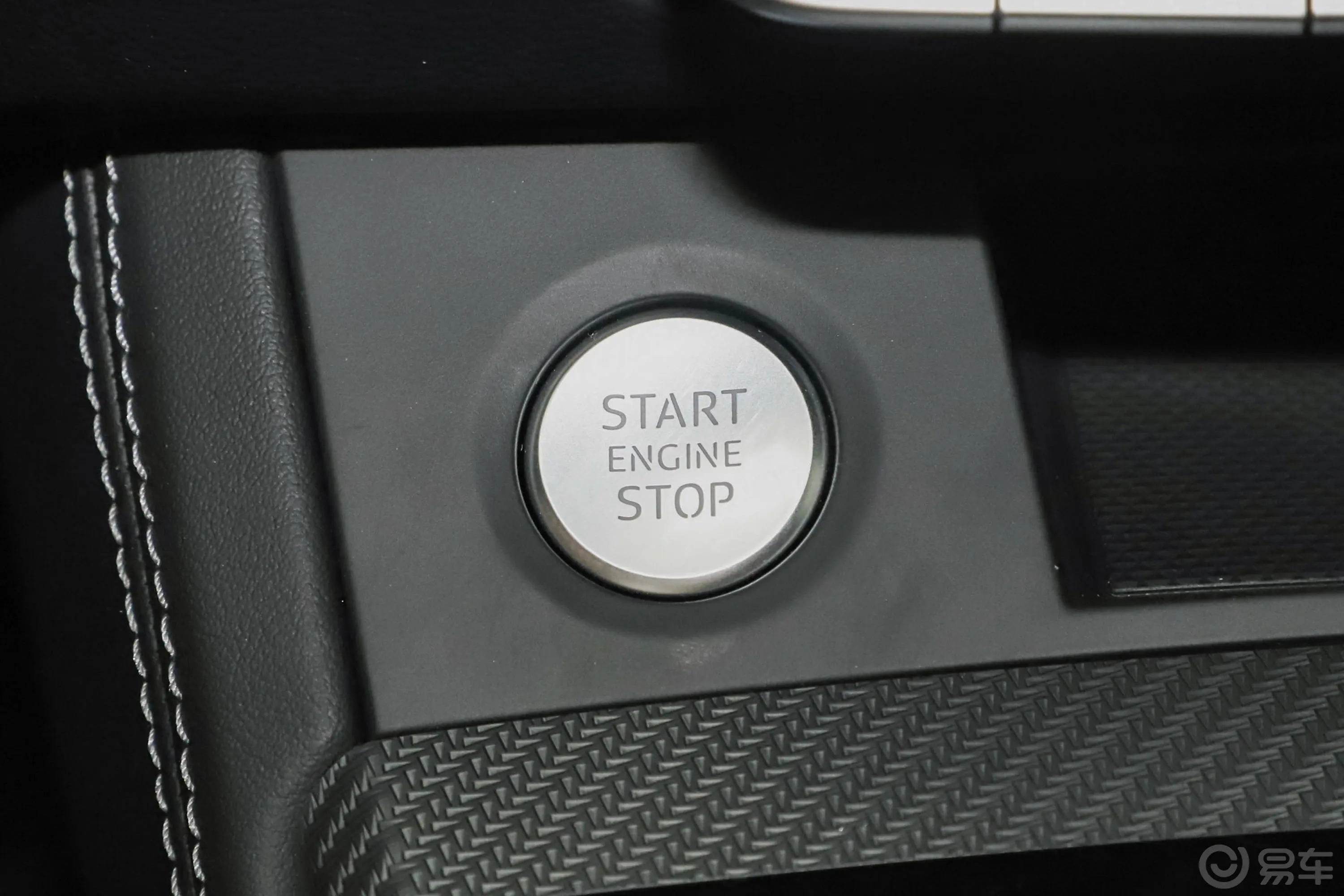 奥迪Q5L Sportback40 TFSI 上市特别版钥匙孔或一键启动按键