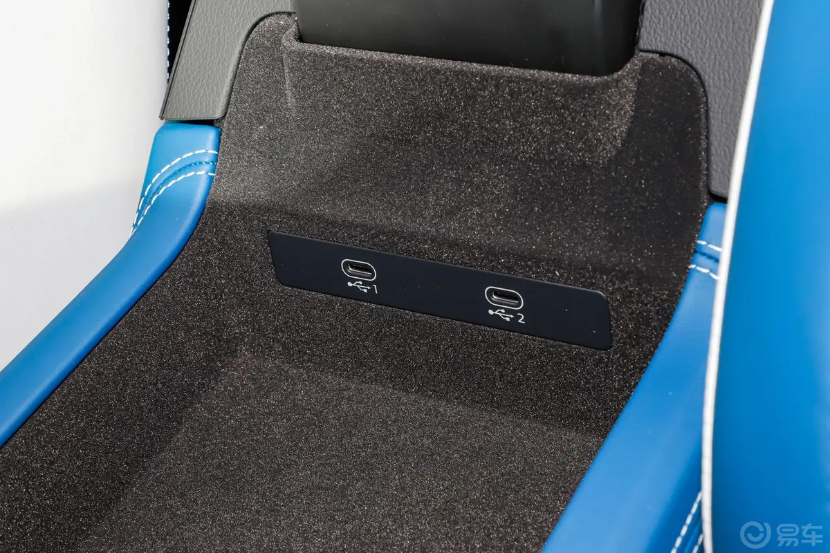 奥迪A745 TFSI 专享型前排扶手箱储物格