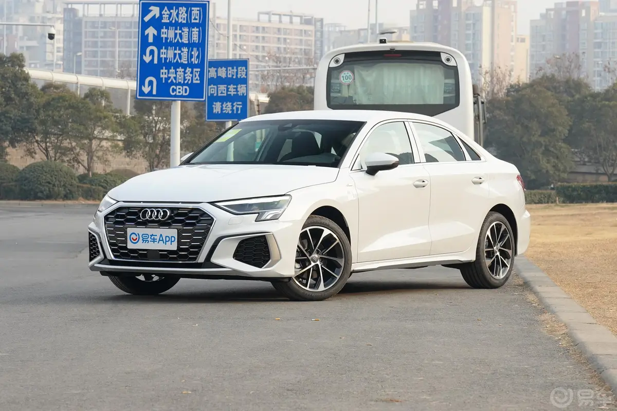 奥迪A3A3L Limousine 35 TFSI 进取运动型侧前45度车头向左水平