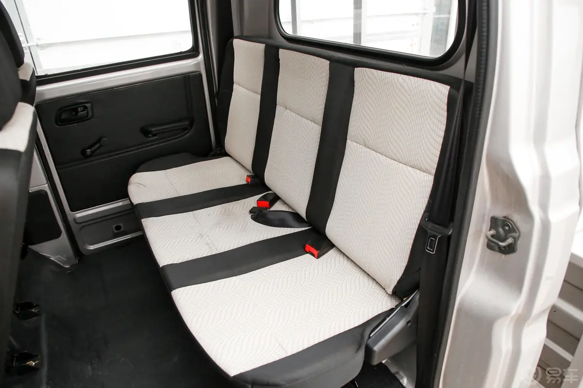 跨越王X1载货汽车N1 1.2L 双排双后轮 舒适版(5.62米) SC1034XAS6B2 汽油 国VI后排座椅