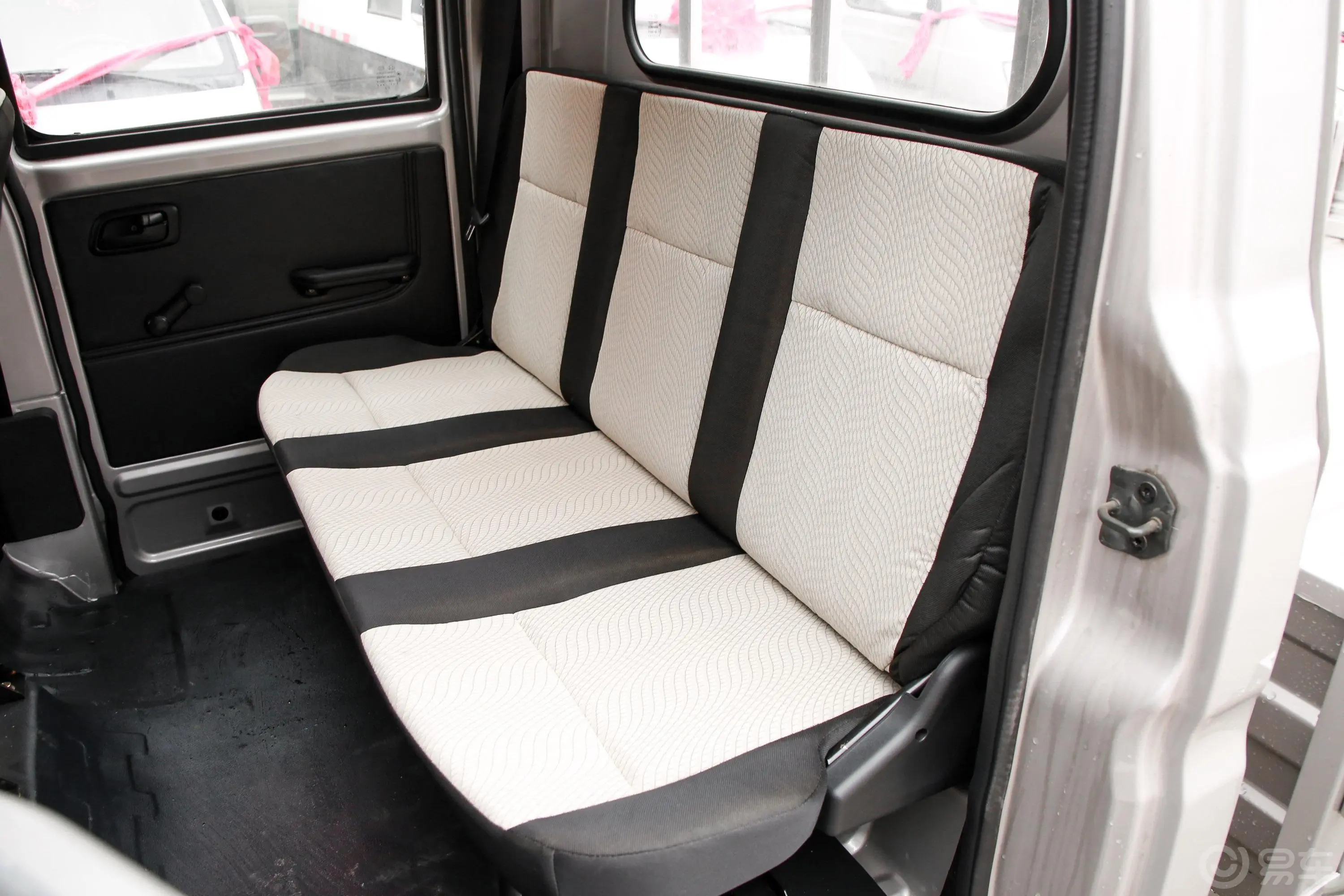 跨越王X1载货汽车N1 1.2L 双排单后轮 舒适版（5.62米） SC1034XAS6B2 汽油 国VI后排座椅