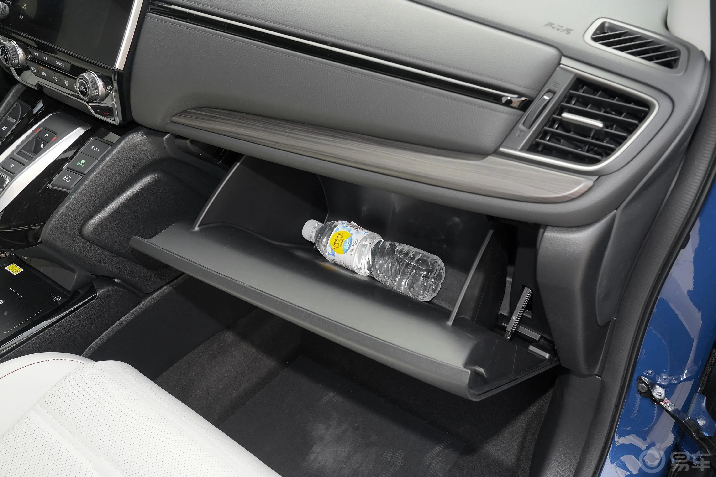 本田CR-V e:PHEV2.0L 睿驰版手套箱空间水瓶横置