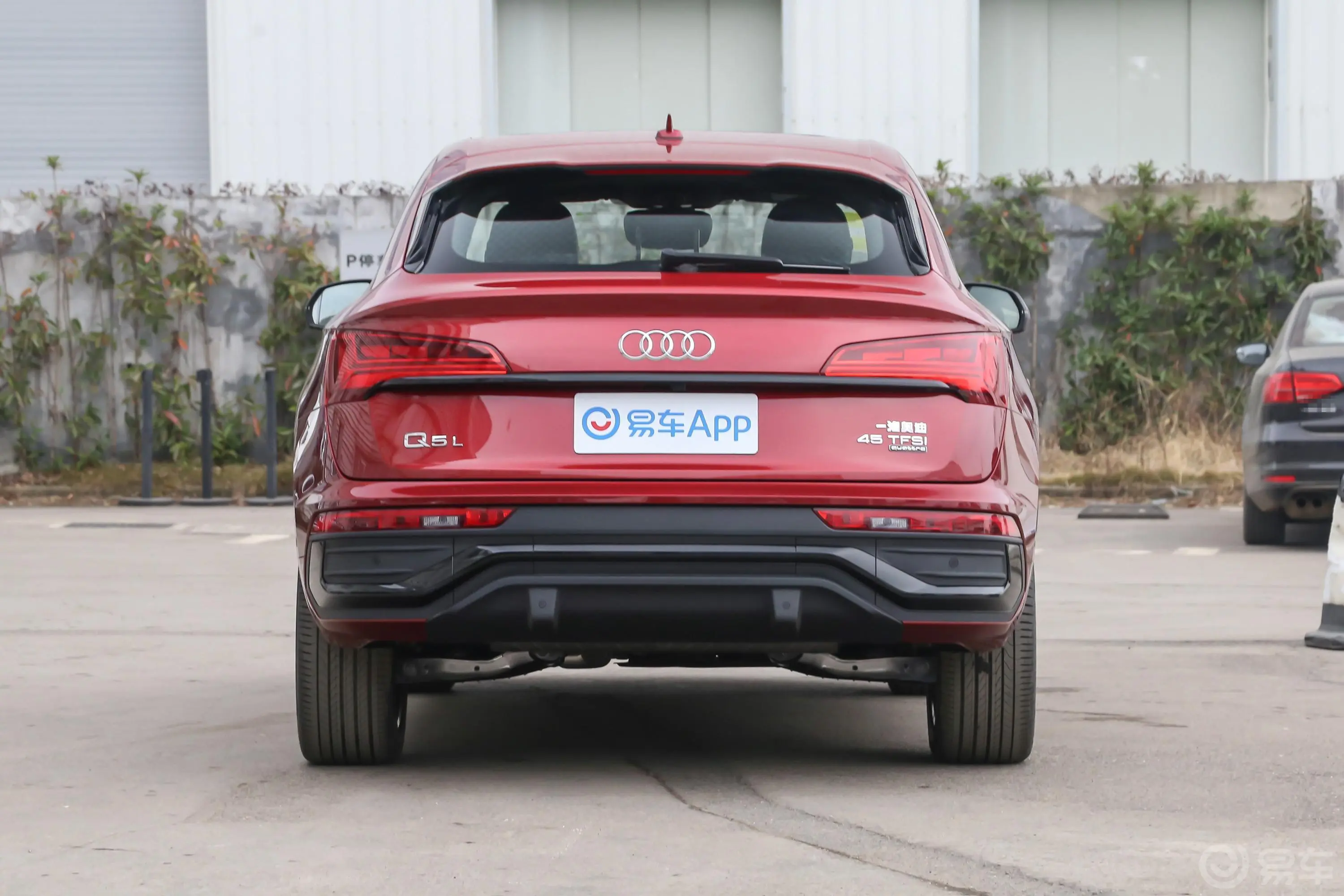 奥迪Q5L Sportback45 TFSI 臻选型正后水平