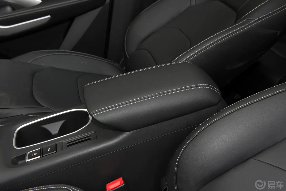 宝骏530全球车周年纪念版 1.5T CVT 尊贵互联型 5座前排中央扶手