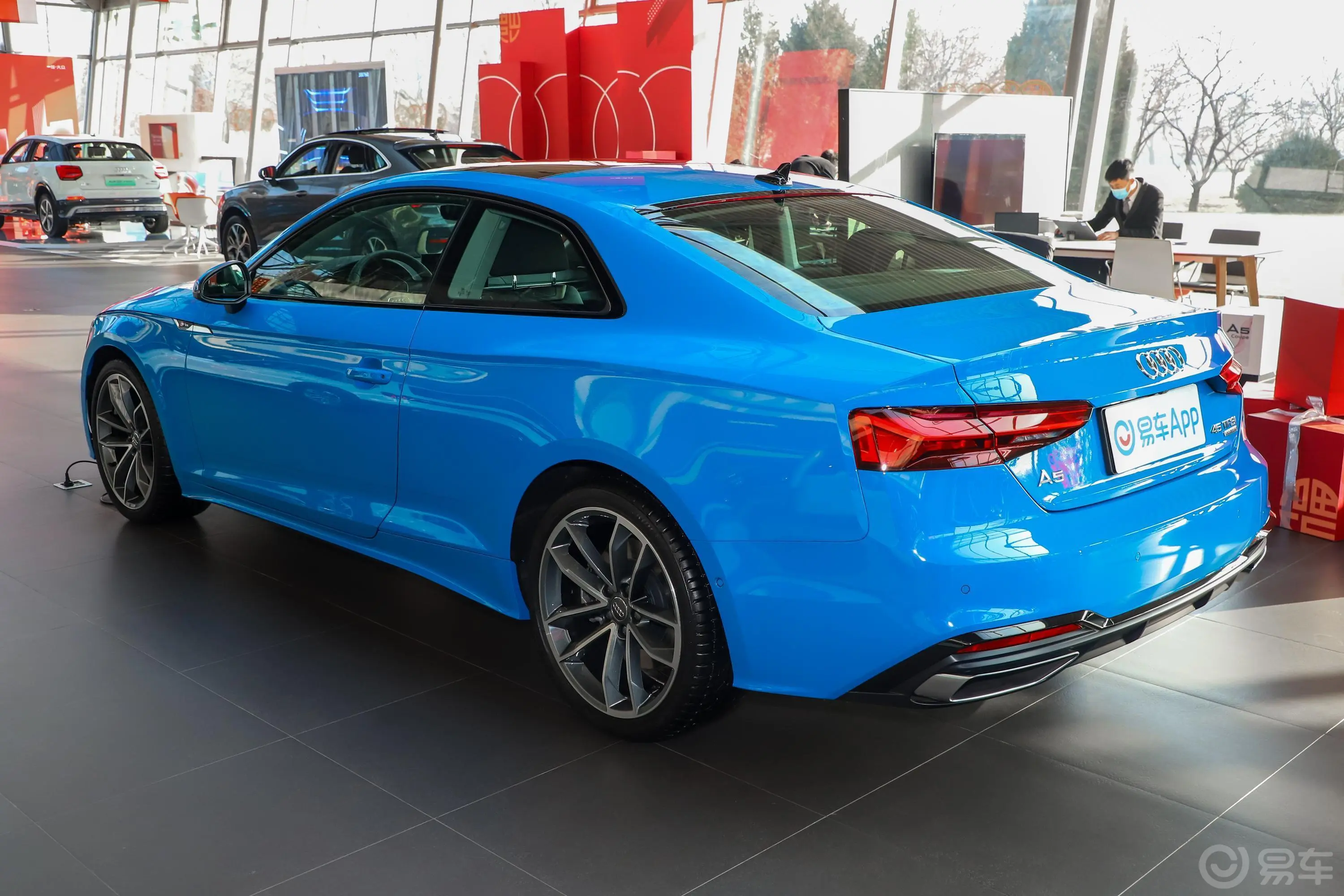 奥迪A5Coupe 45TFSI quattro 臻选动感型侧后45度车头向左水平