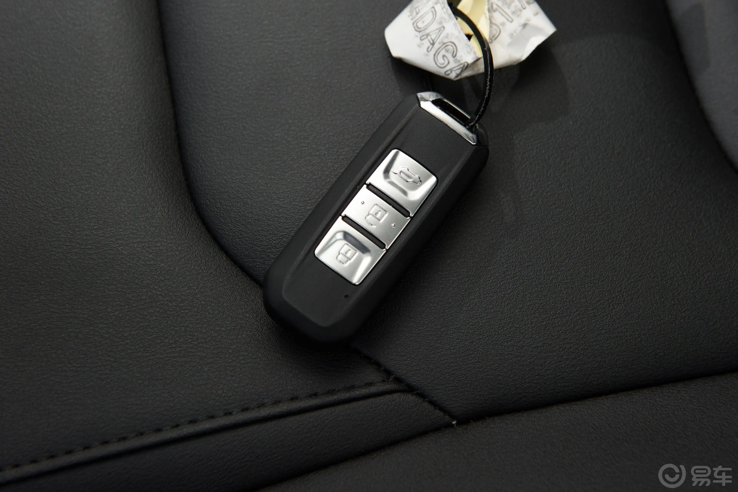 宝骏530全球车周年纪念版 1.5T CVT 豪华型 6座钥匙正面