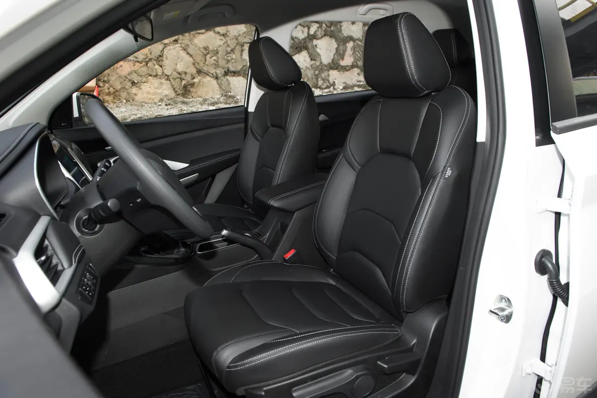 宝骏530全球车周年纪念版 1.5T CVT 豪华型 6座驾驶员座椅