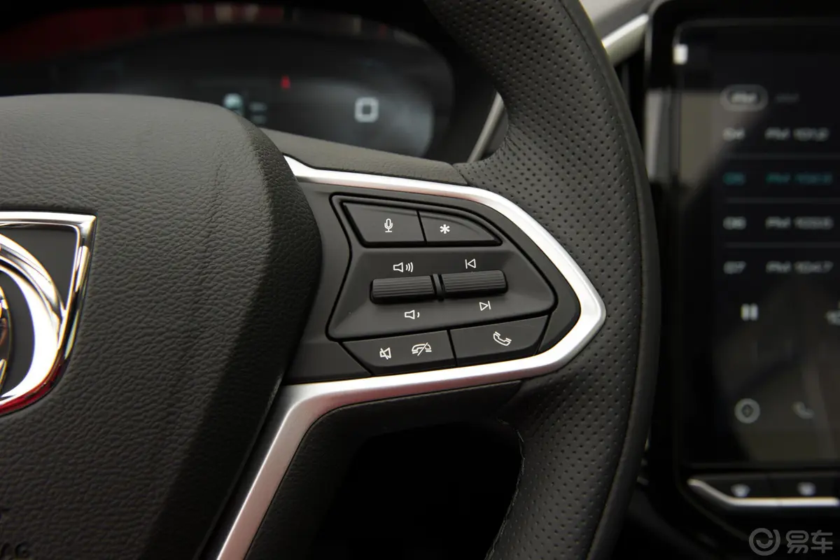 宝骏530全球车周年纪念版 1.5T CVT 尊贵互联型 5座右侧方向盘功能按键