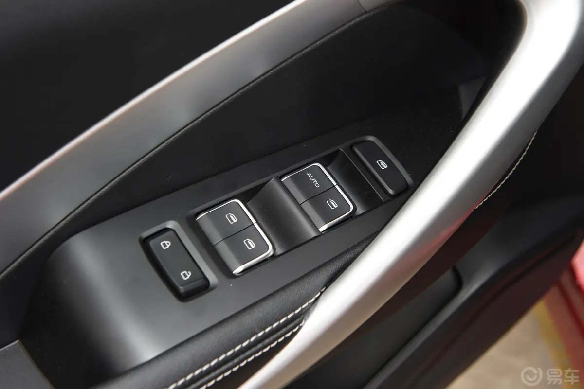 宝骏530全球车周年纪念版 1.5T CVT 尊贵互联型 5座车窗调节整体