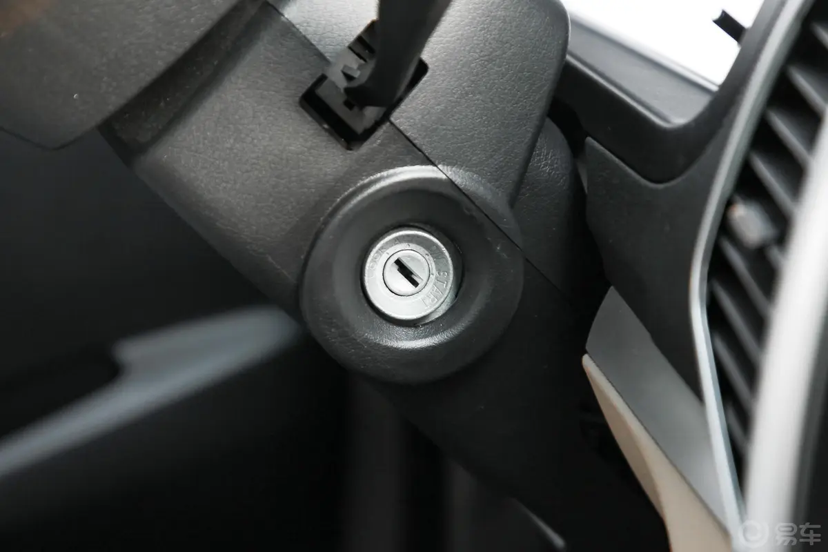 跨越王X5载货汽车N1 1.5L 双排双后轮 舒适版（5.73米） SC1031FRS6A2 汽油 国VI钥匙孔或一键启动按键