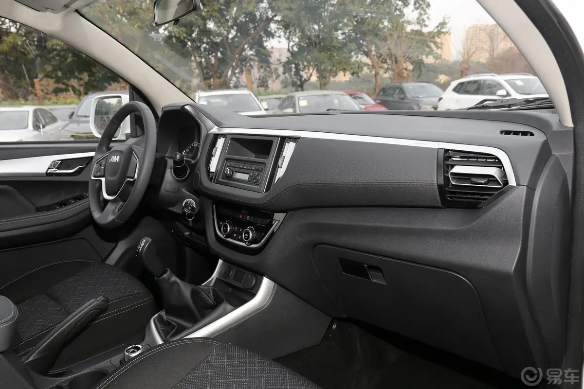瑞迈2.4T 手动 四驱 标轴舒适版 汽油内饰全景副驾驶员方向