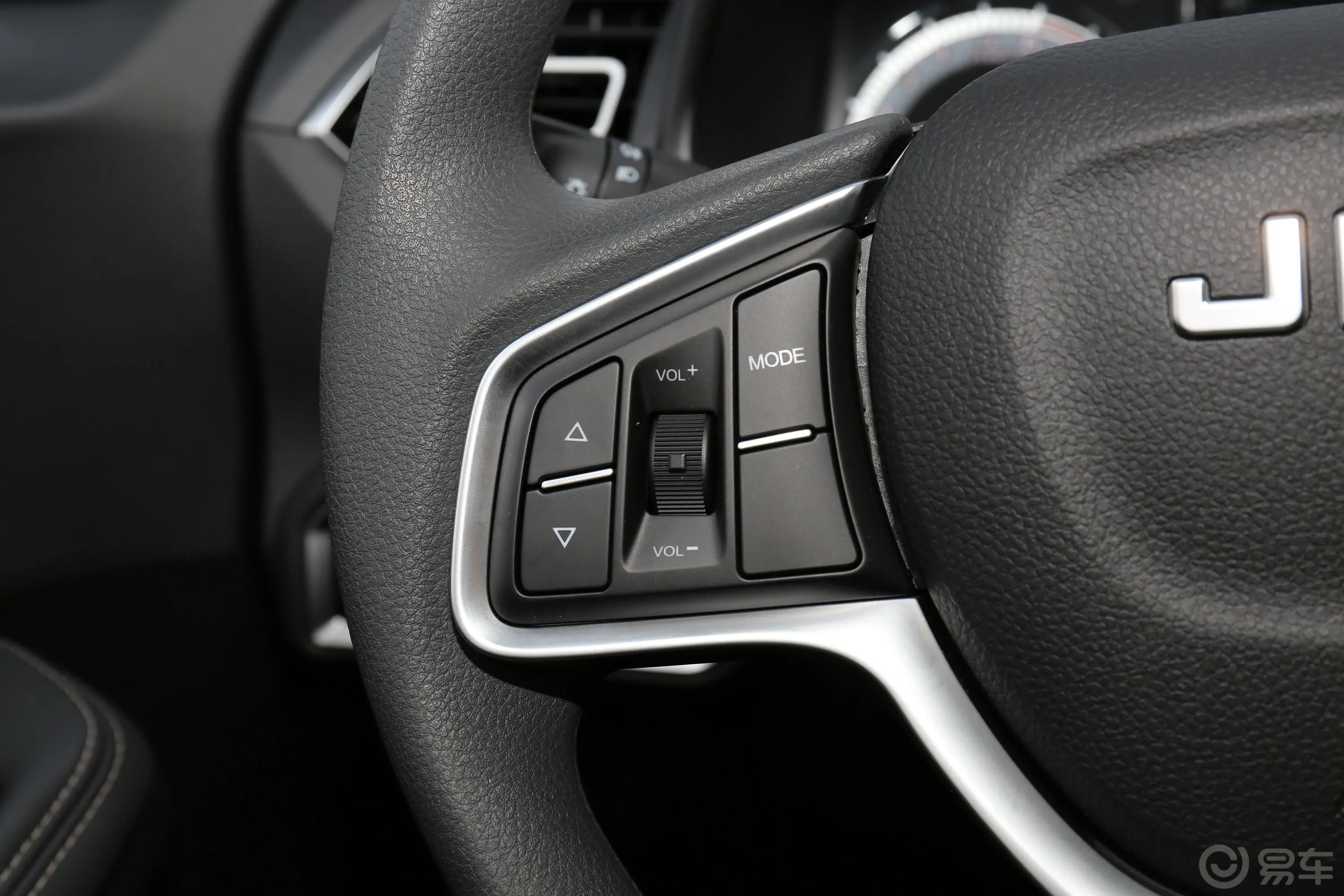 瑞迈2.4T 手动 四驱 标轴舒适版 汽油左侧方向盘功能按键