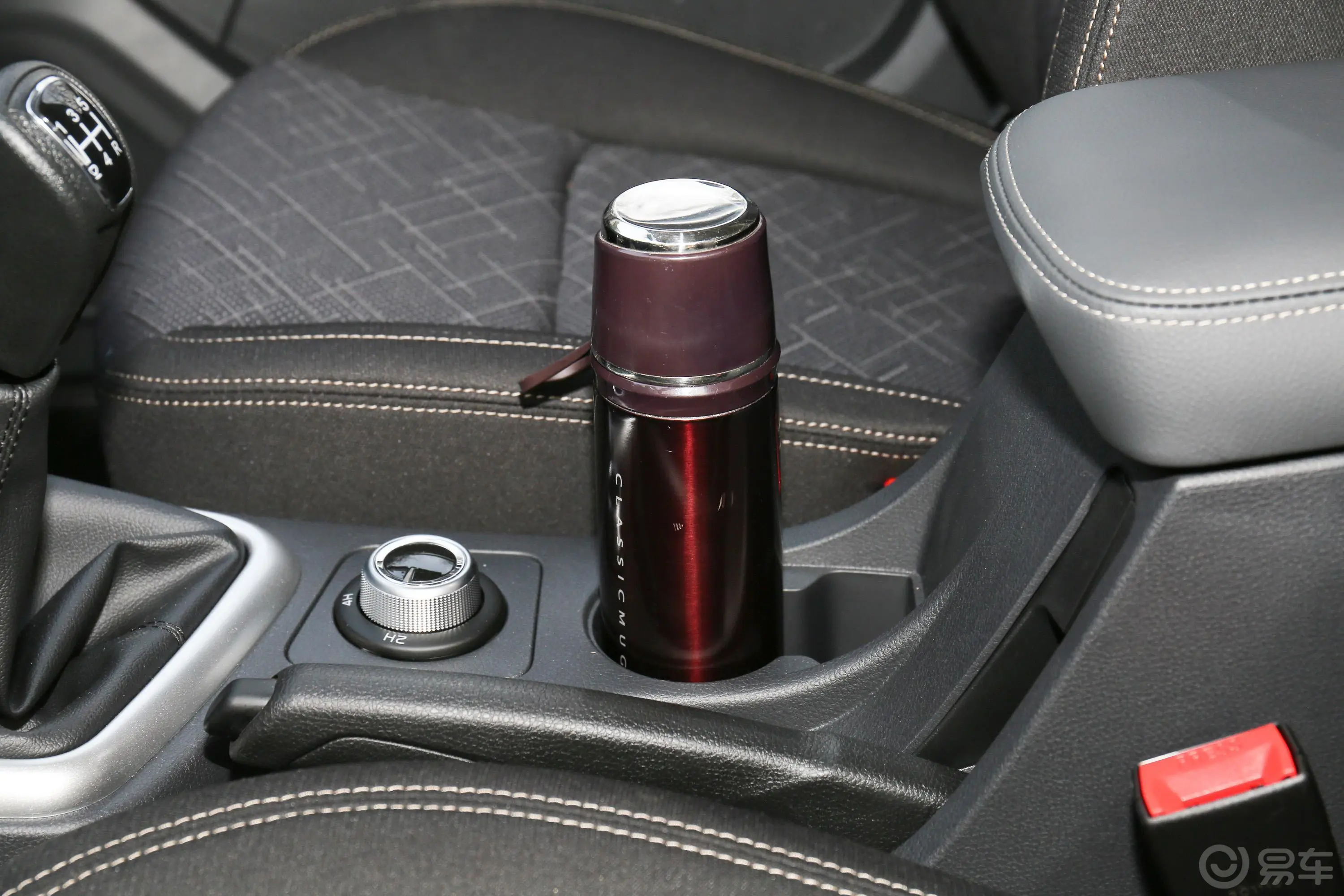 瑞迈2.4T 手动 四驱 标轴舒适版 汽油前排杯架