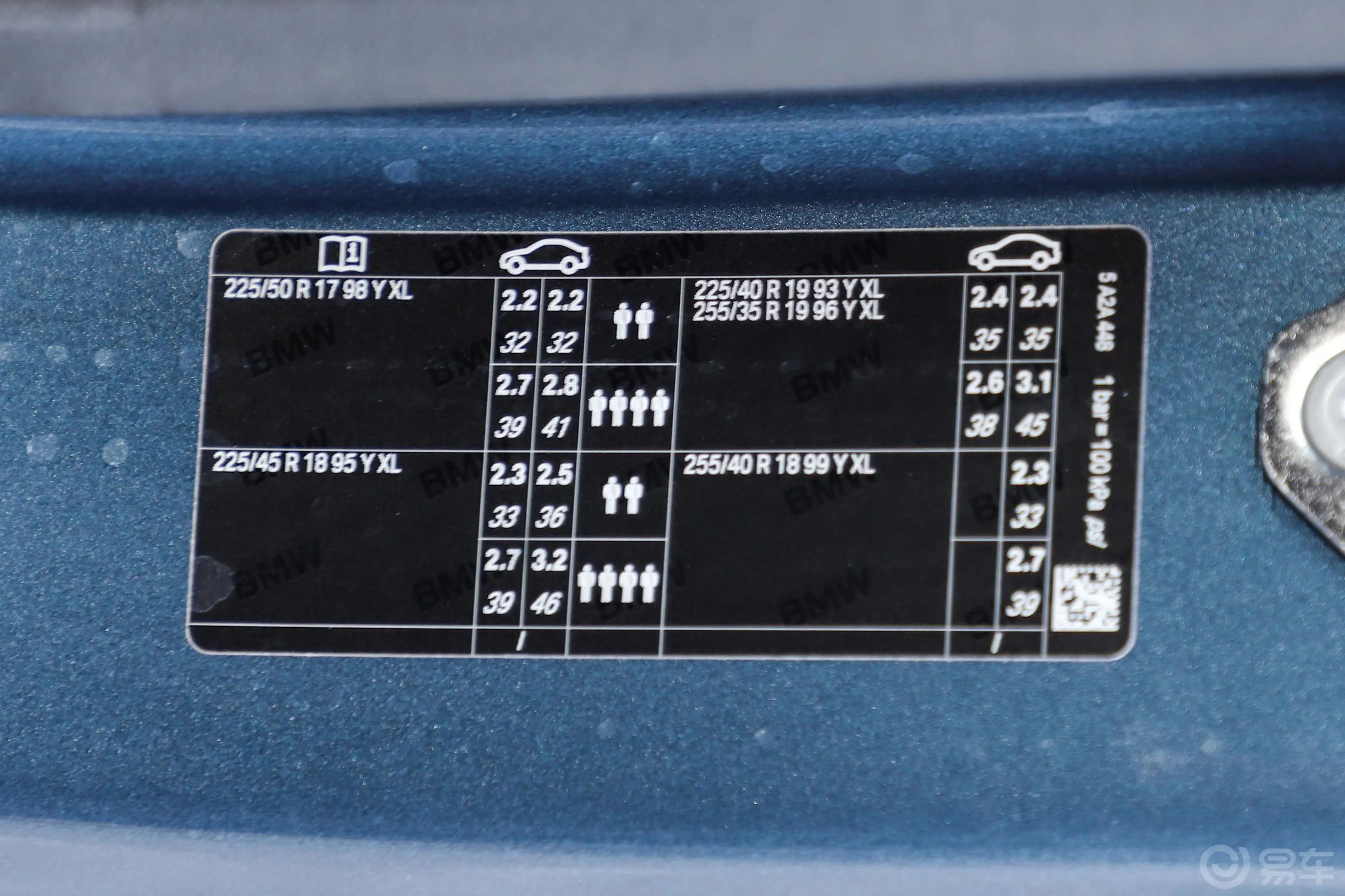 宝马4系敞篷轿跑车 425i M运动曜夜套装胎压信息铭牌