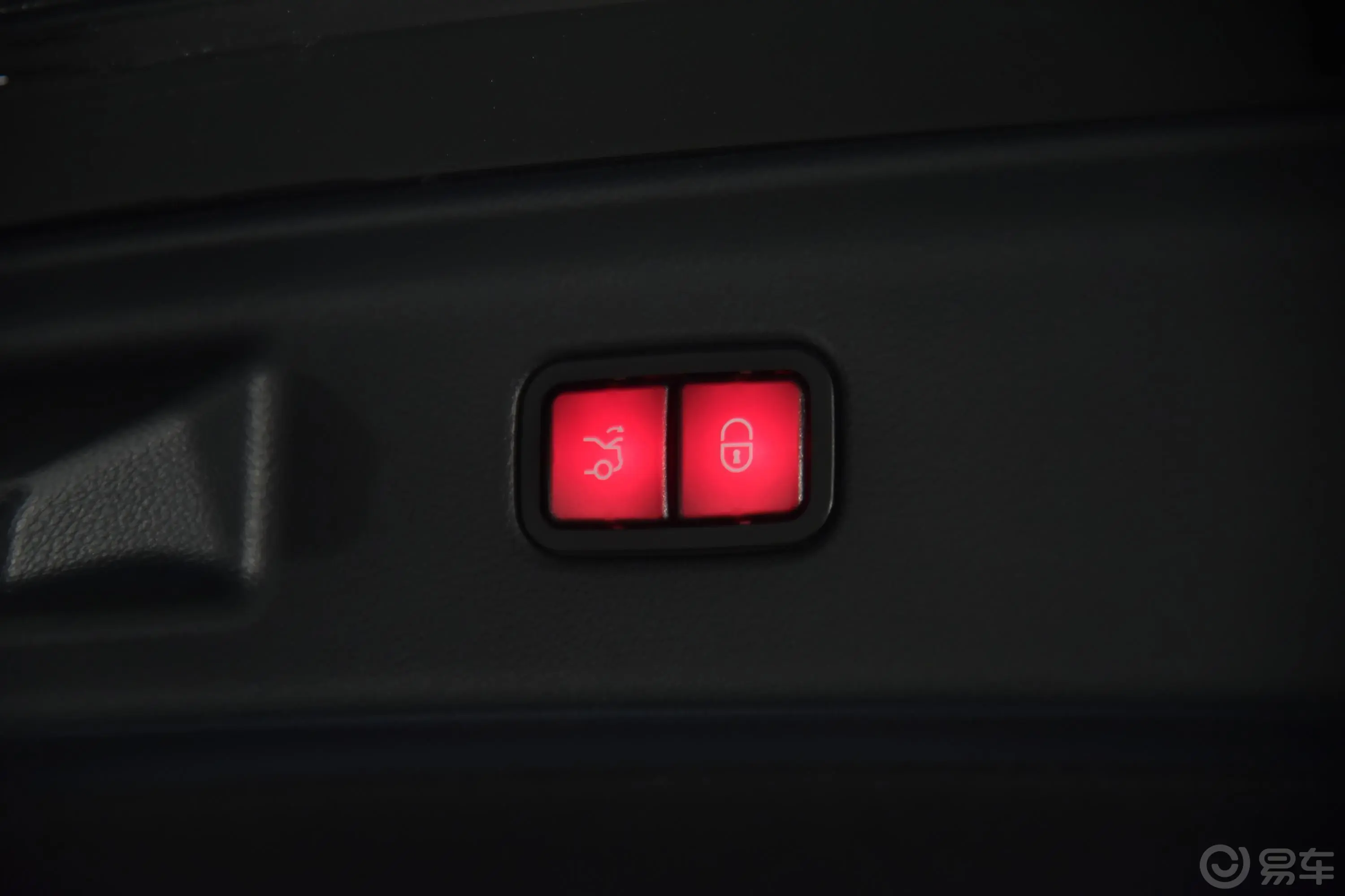 奔驰S级S 500 L 4MATIC电动尾门按键（手动扶手）