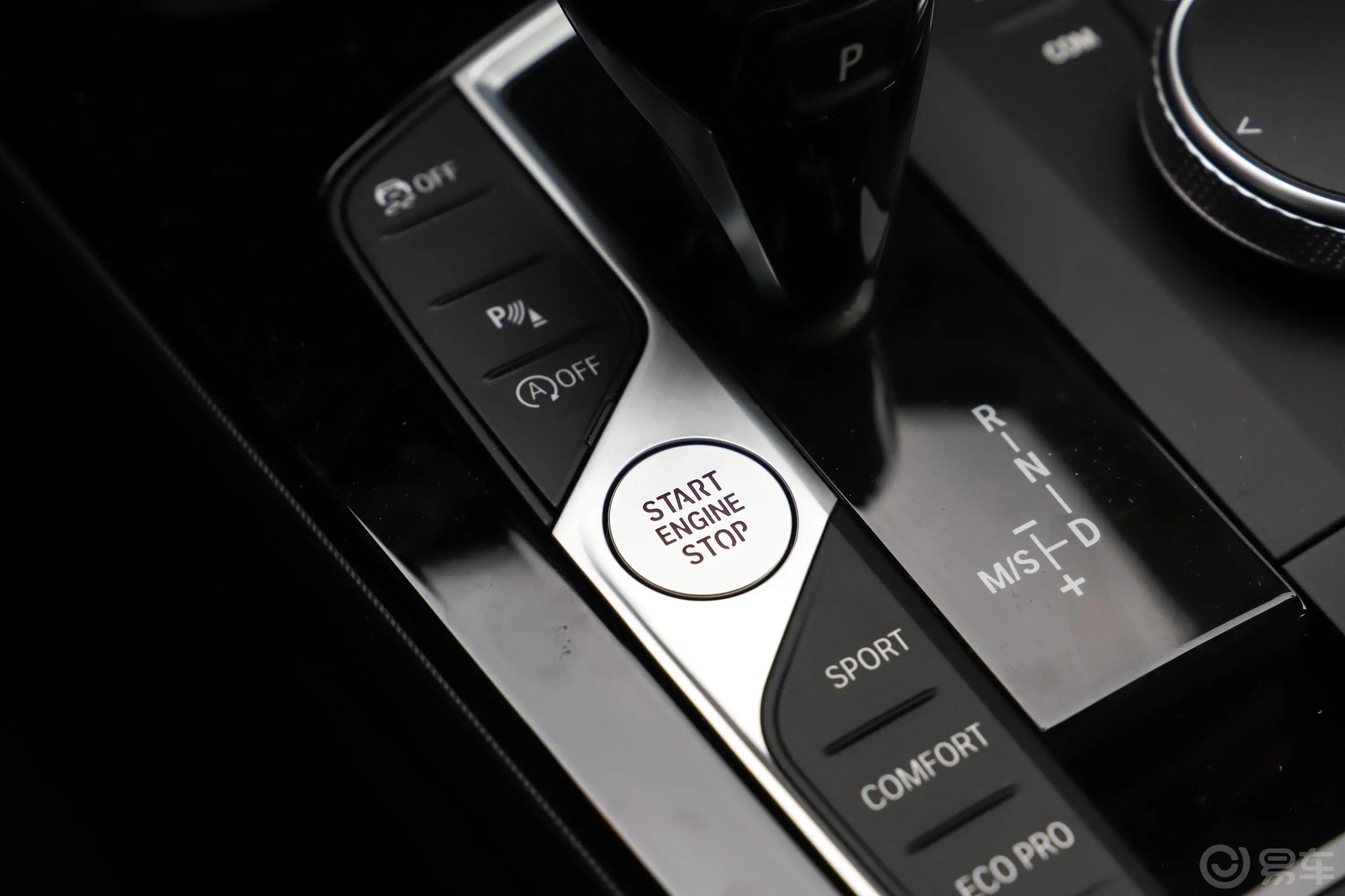 宝马2系四门轿跑车 225i M运动套装钥匙孔或一键启动按键