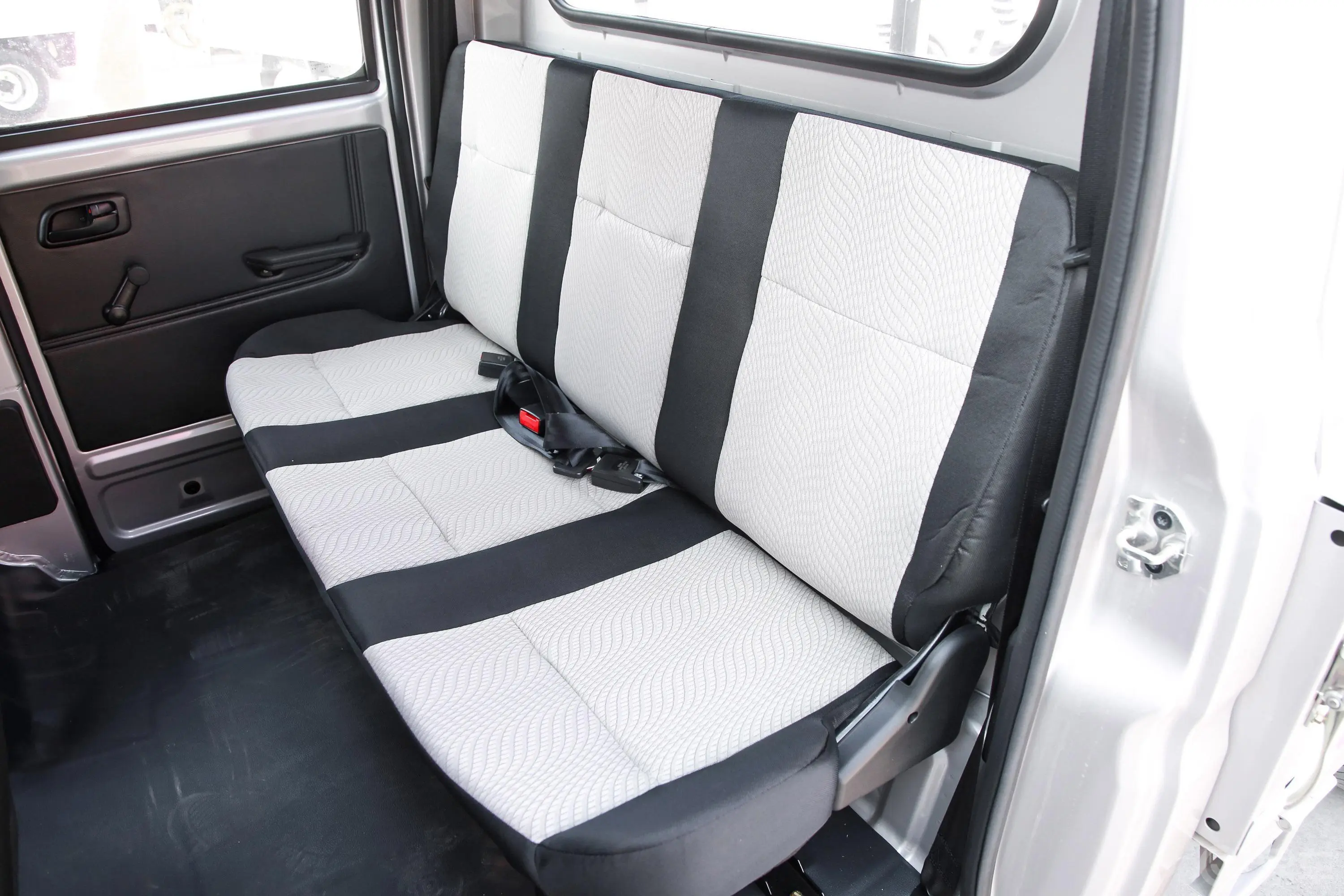 新豹T3载货汽车N1 1.2L 双排单后轮 标准版 SC1031TFS62 汽油 国VI后排座椅